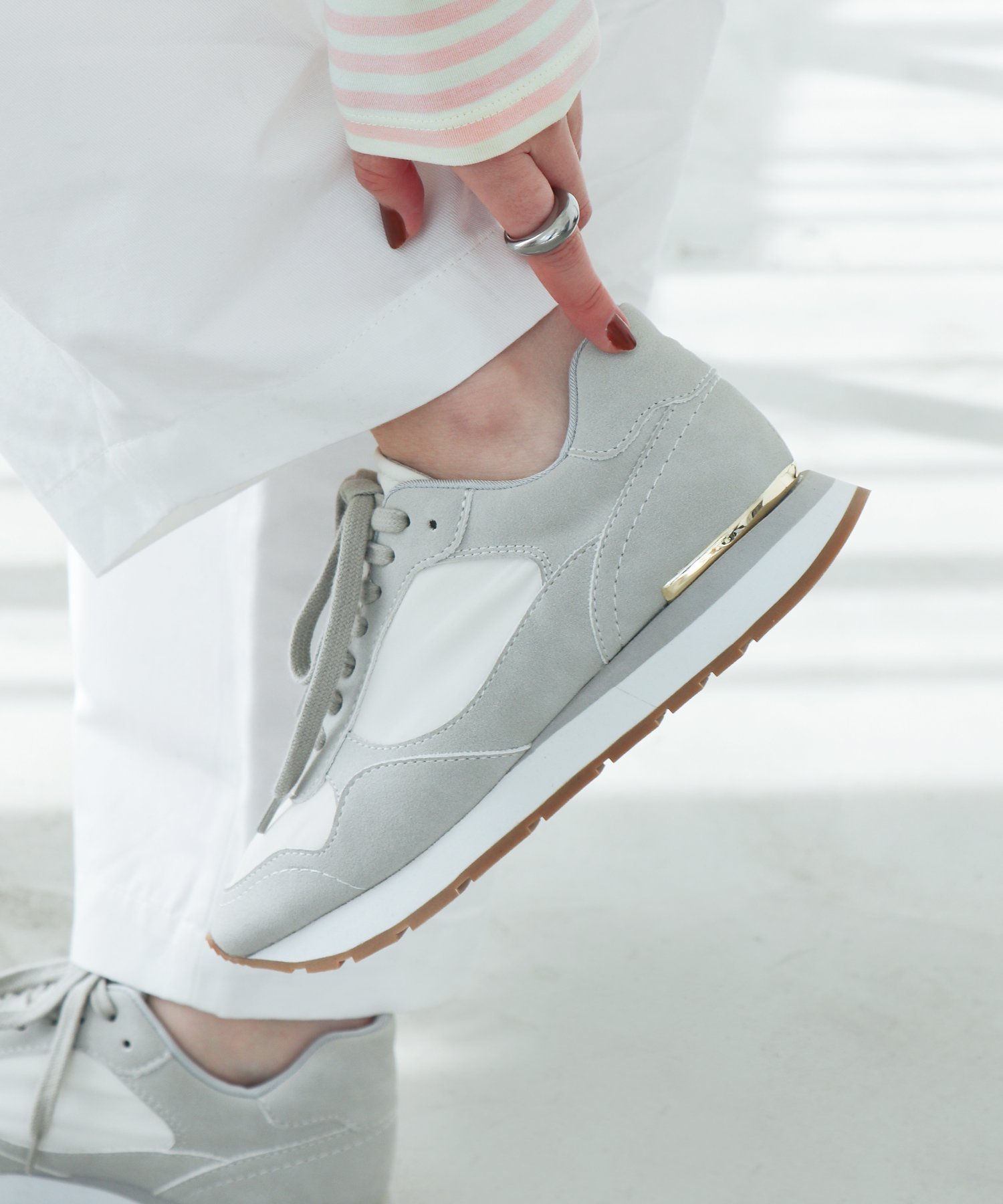 【イーボル/EVOL】の【軽量・柔らかい】ゴールドモチーフレースアップスニーカー インテリア・キッズ・メンズ・レディースファッション・服の通販 founy(ファニー) 　ファッション　Fashion　レディースファッション　Fashion for Women　クッション　Cushion, Throw Pillow　軽量　Lightweight, Ultra Light　シンプル　Simple, Minimal　スニーカー　Sneakers, Trainers　ソックス　Socks, Hosiery　定番　Standard, Basic Item　フィット　Fit, Slim Fit　ベーシック　Basic, Essential　モチーフ　Motif, Design Theme　リゾート　Resort, Vacation Style　レース　Lace, Lace Fabric　ロング　Long, Long-Length　おすすめ　Recommended / Our Picks　旅行　Travel　GY|ID: prp329100004828495 ipo3291000000035140403