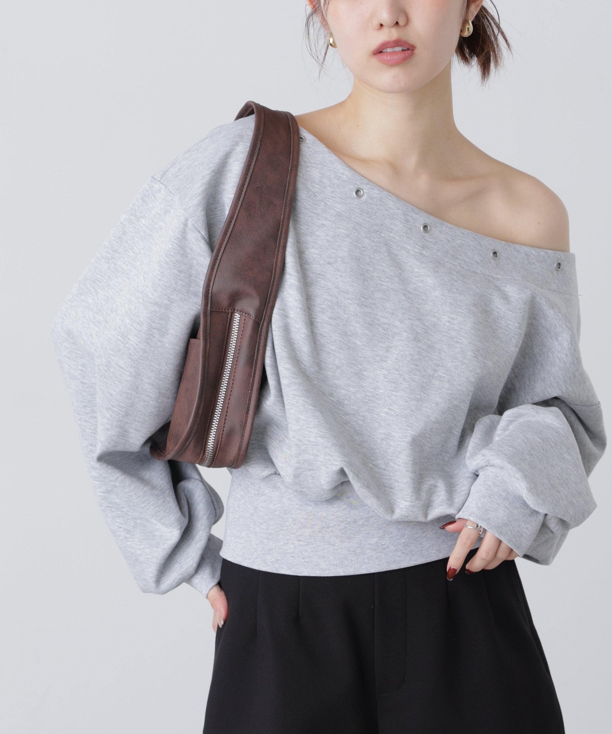 【フリーズマート/FREE'S MART】のハトメオフショルスウェット 人気、トレンドファッション・服の通販 founy(ファニー) ファッション Fashion レディースファッション Fashion for Women トップス・カットソー Cut & Sew Tops レディースパーカー・カジュアルフーディー Casual Hoodies & Sweatshirts スウェット・クルーネックトップス Sweatshirts & Crewnecks / Relaxed Fit Sweat Tops おすすめ Recommended / Our Picks ギャザー Gathered, Ruffled ショルダー Shoulder, Shoulder Strap スウェット / スエット Sweatshirt, Sweatwear スタッズ Studs, Metal Accents デコルテ Décolleté, Neckline デニム Denim, Jeans Material トレンド Trend, Trending Now バランス Balance, Style Balance フリル Frill, Ruffle ルーズ Loose, Oversized other-1|ID: prp329100004828531 ipo3291000000035140743