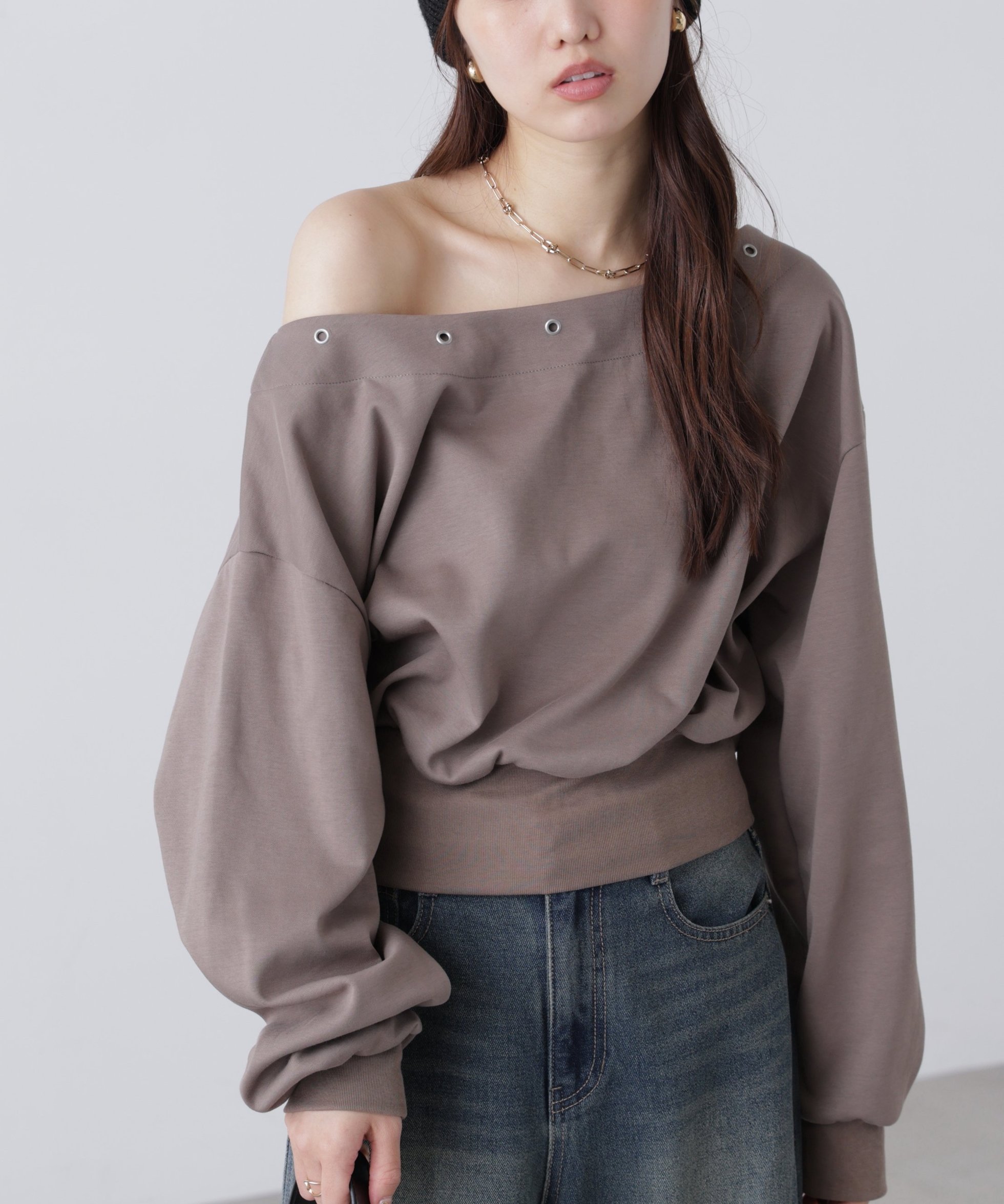 【フリーズマート/FREE'S MART】のハトメオフショルスウェット インテリア・キッズ・メンズ・レディースファッション・服の通販 founy(ファニー) ファッション Fashion レディースファッション Fashion for Women トップス・カットソー Cut & Sew Tops レディースパーカー・カジュアルフーディー Casual Hoodies & Sweatshirts スウェット・クルーネックトップス Sweatshirts & Crewnecks / Relaxed Fit Sweat Tops おすすめ Recommended / Our Picks ギャザー Gathered, Ruffled ショルダー Shoulder, Shoulder Strap スウェット / スエット Sweatshirt, Sweatwear スタッズ Studs, Metal Accents デコルテ Décolleté, Neckline デニム Denim, Jeans Material トレンド Trend, Trending Now バランス Balance, Style Balance フリル Frill, Ruffle ルーズ Loose, Oversized モカ|ID: prp329100004828531 ipo3291000000035140752