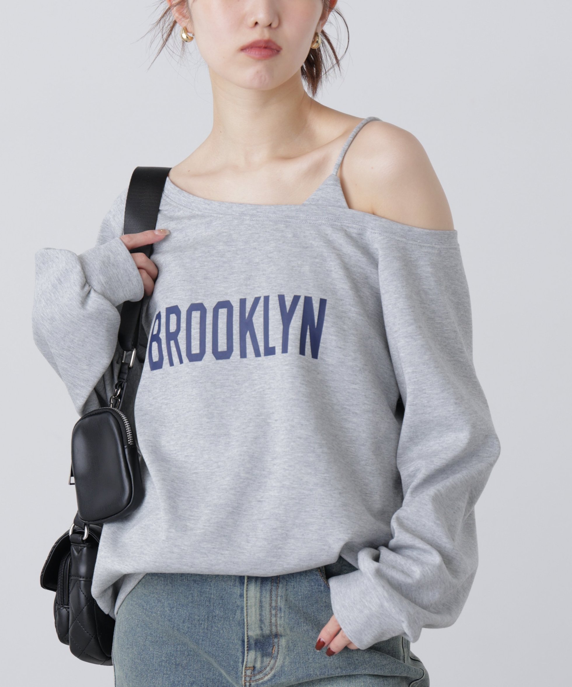 【フリーズマート/FREE'S MART】のワンショルロゴプリントスウェット インテリア・キッズ・メンズ・レディースファッション・服の通販 founy(ファニー) 　ファッション　Fashion　レディースファッション　Fashion for Women　トップス・カットソー　Cut & Sew Tops　レディースパーカー・カジュアルフーディー　Casual Hoodies & Sweatshirts　スウェット・クルーネックトップス　Sweatshirts & Crewnecks / Relaxed Fit Sweat Tops　おすすめ　Recommended / Our Picks　インナー　Innerwear　ジャケット　Jacket, Outerwear　デニム　Denim, Jeans Material　ボトム　Bottoms, Lower Wear　グレー|ID: prp329100004828532 ipo3291000000035140760