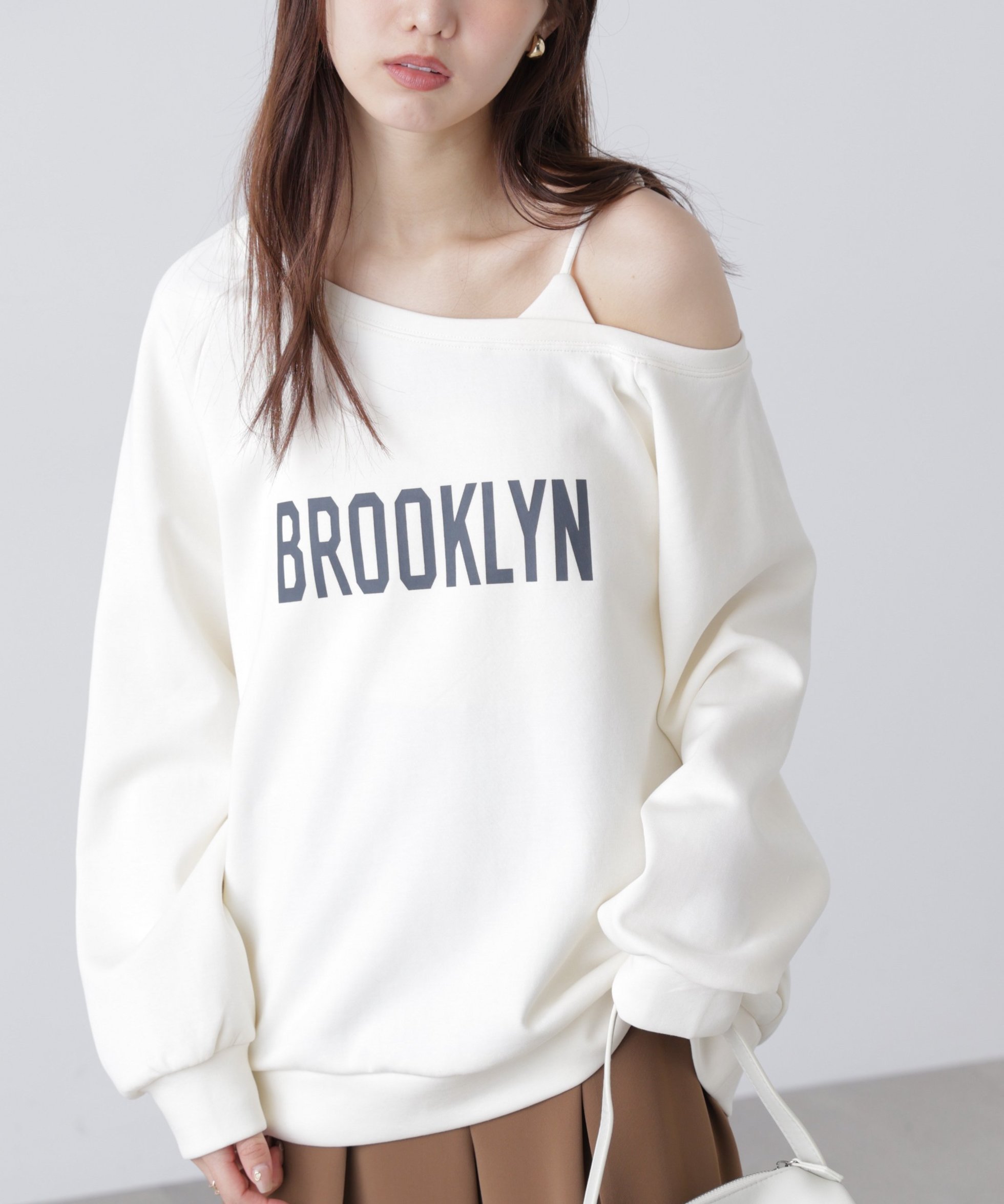 【フリーズマート/FREE'S MART】のワンショルロゴプリントスウェット インテリア・キッズ・メンズ・レディースファッション・服の通販 founy(ファニー) 　ファッション　Fashion　レディースファッション　Fashion for Women　トップス・カットソー　Cut & Sew Tops　レディースパーカー・カジュアルフーディー　Casual Hoodies & Sweatshirts　スウェット・クルーネックトップス　Sweatshirts & Crewnecks / Relaxed Fit Sweat Tops　おすすめ　Recommended / Our Picks　インナー　Innerwear　ジャケット　Jacket, Outerwear　デニム　Denim, Jeans Material　ボトム　Bottoms, Lower Wear　オフ|ID: prp329100004828532 ipo3291000000035140762