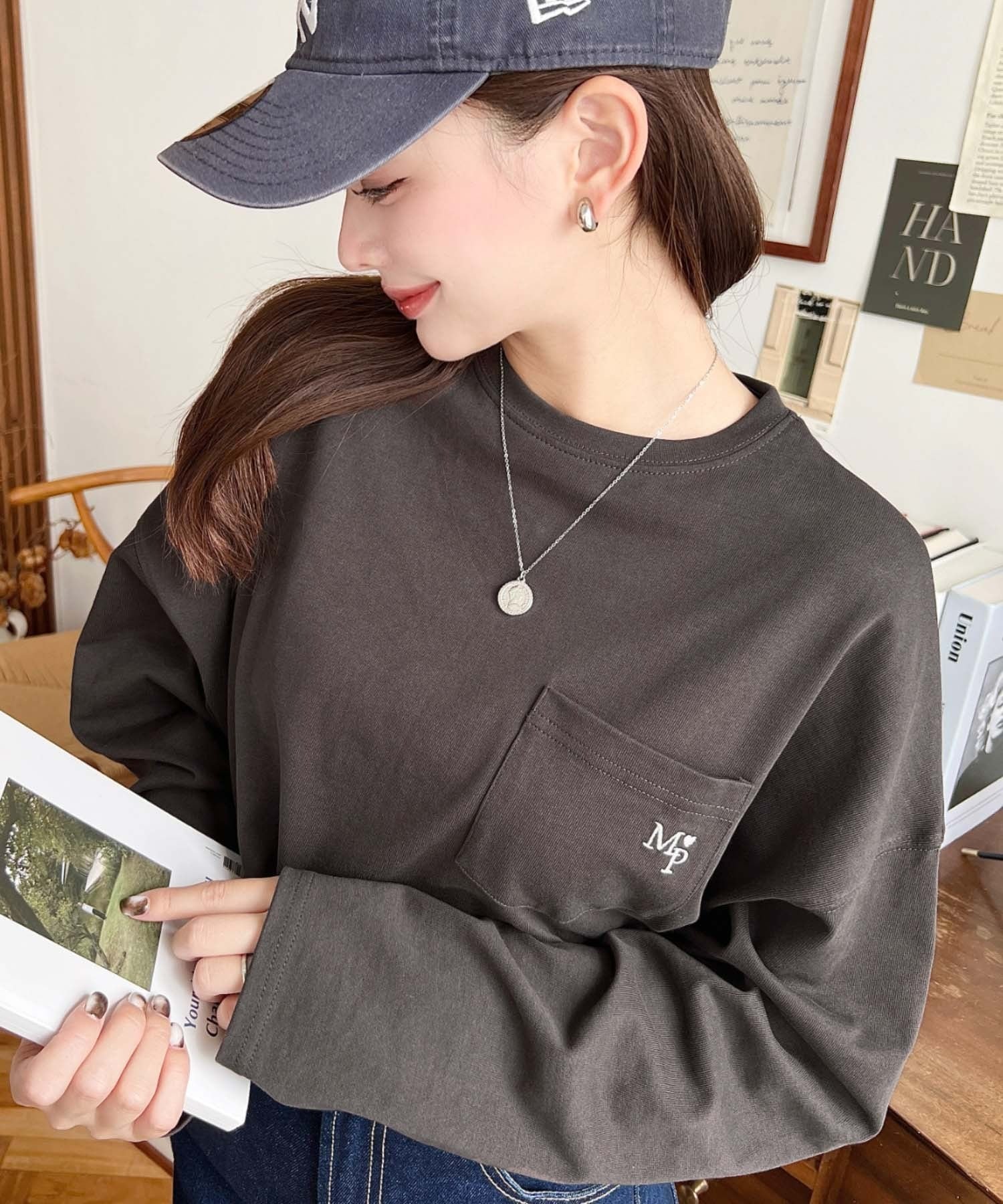 【モーメントプラス/moment+ / MEN】のワンポイント刺繍ポケットロンT インテリア・キッズ・メンズ・レディースファッション・服の通販 founy(ファニー) 　ファッション　Fashion　メンズファッション　Fashion for Men　カーディガン　Cardigan, Knitwear　キャミワンピース　Cami Dress, Slip Dress　ショート　Short, Short Length　シンプル　Simple, Minimal　トレンド　Trend, Trending Now　ベーシック　Basic, Essential　ボトム　Bottoms, Lower Wear　ポケット　Pocket, Pocket Detail　ルーズ　Loose, Oversized　ワンポイント　One Point, Statement Accent　再入荷　Restock / Back in Stock　プチプライス・低価格　Affordable / Budget Price　おすすめ　Recommended / Our Picks　チャコールグレー|ID: prp329100004828565 ipo3291000000035141025