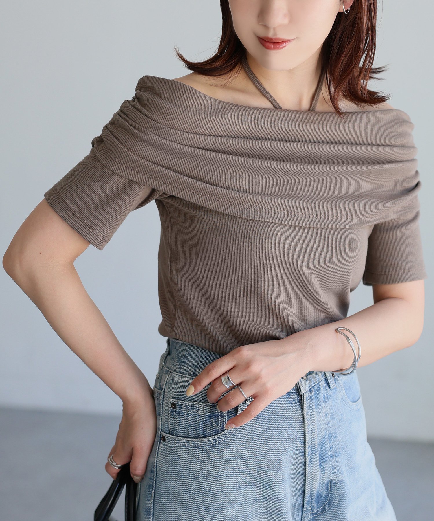 【リベリー/Riberry】のホルターネックワイドオフショルトップス インテリア・キッズ・メンズ・レディースファッション・服の通販 founy(ファニー) 　ファッション　Fashion　レディースファッション　Fashion for Women　トップス・カットソー　Cut & Sew Tops　春　Spring　ギャザー　Gathered, Ruffled　コンパクト　Compact, Small Size　シンプル　Simple, Minimal　ストレッチ　Stretch, Stretchy Fabric　スラックス　Slacks, Dress Pants　デコルテ　Décolleté, Neckline　デニム　Denim, Jeans Material　トレンド　Trend, Trending Now　フィット　Fit, Slim Fit　フェミニン　Feminine, Girly　プリーツ　Pleats, Pleated　ベーシック　Basic, Essential　ボトム　Bottoms, Lower Wear　半袖　Short Sleeve, Half Sleeve　マーメイド　Mermaid, Fishtail Silhouette　ラップ　Wrap, Wrap Design　リボン　Ribbon, Bow　ロング　Long, Long-Length　楽ちん　Easy Fit, Comfortable　おすすめ　Recommended / Our Picks　夏　Summer　エレガント 上品　Elegant　モカ|ID: prp329100004828588 ipo3291000000035141404