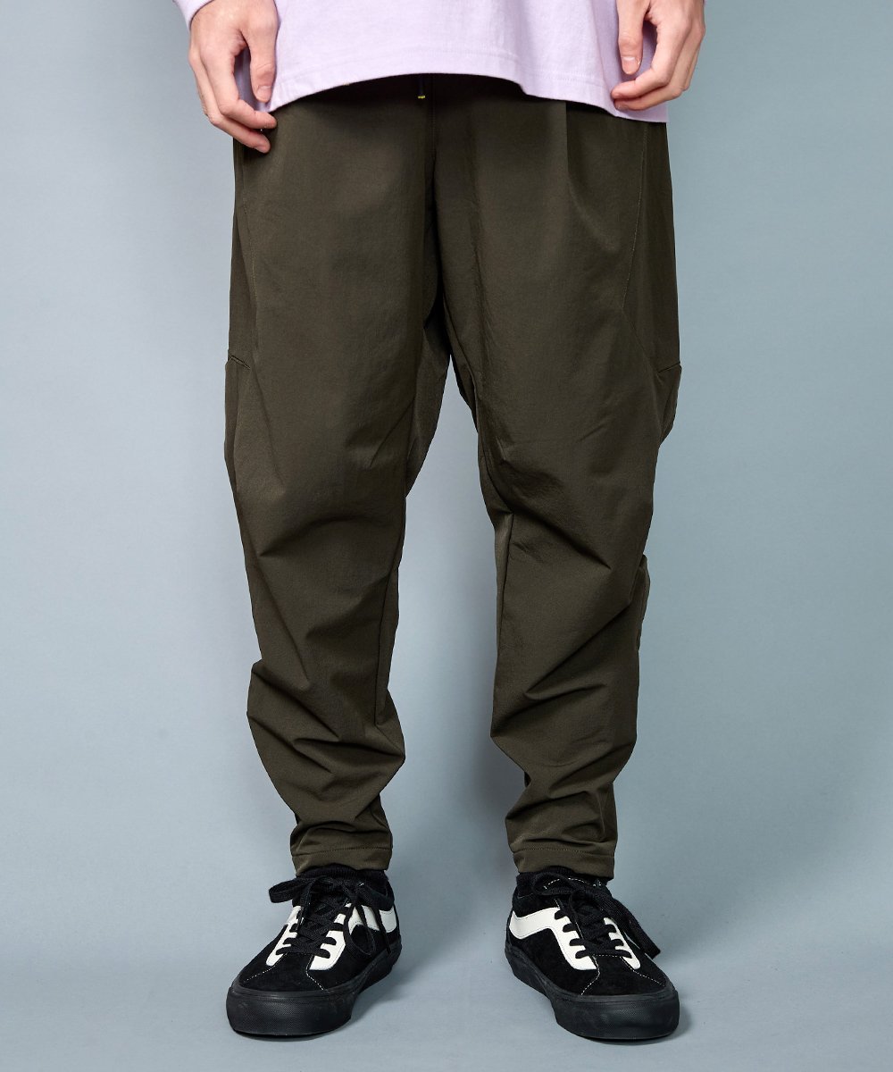 【レアセル/rehacer】のrehacer Over Tech Tapered Pants インテリア・キッズ・メンズ・レディースファッション・服の通販 founy(ファニー) ファッション Fashion レディースファッション Fashion for Women パンツ Pants & Trousers カッティング Cutting Detail ストレッチ Stretch, Stretchy Fabric スピンドル Spindle, Drawcord テーパード Tapered, Tapered Pants フロント Front, Front Design ポケット Pocket, Pocket Detail ラバー Rubber, Rubber Sole Olive|ID: prp329100004828637 ipo3291000000035141973