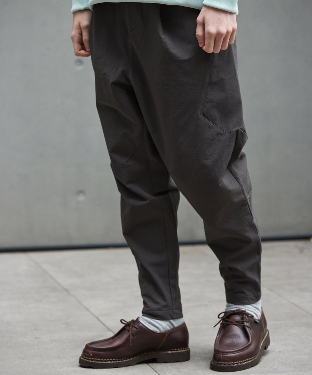 【レアセル/rehacer】のrehacer Over Tech Tapered Pants インテリア・キッズ・メンズ・レディースファッション・服の通販 founy(ファニー) ファッション Fashion レディースファッション Fashion for Women パンツ Pants & Trousers カッティング Cutting Detail ストレッチ Stretch, Stretchy Fabric スピンドル Spindle, Drawcord テーパード Tapered, Tapered Pants フロント Front, Front Design ポケット Pocket, Pocket Detail ラバー Rubber, Rubber Sole SmokeGray|ID: prp329100004828637 ipo3291000000035141974