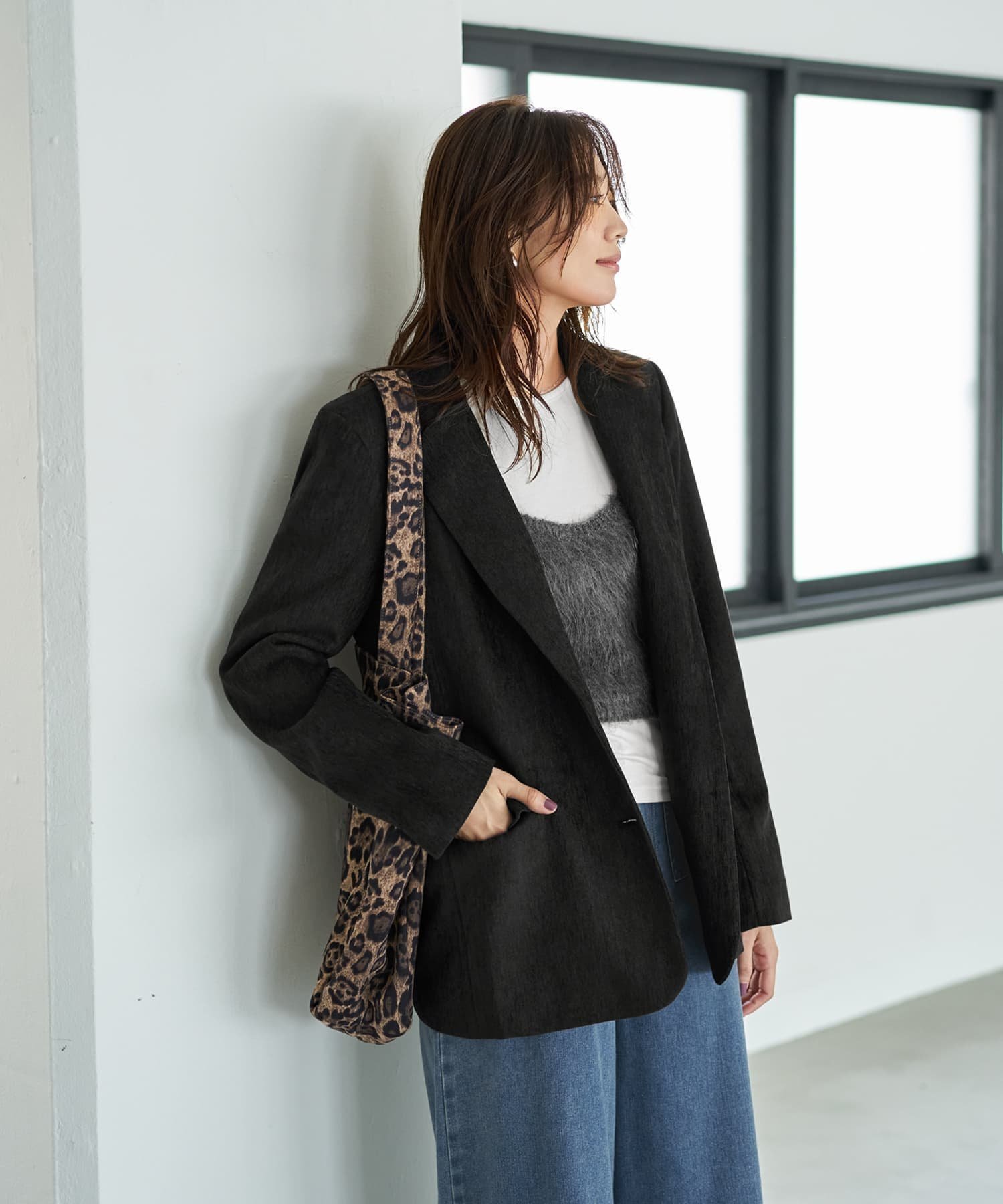 【スタイルデリ/STYLE DELI】のベルベット調テーラードジャケット 人気、トレンドファッション・服の通販 founy(ファニー) 　ファッション　Fashion　レディースファッション　Fashion for Women　アウター　Coat / Outerwear Collection　レディースジャケット・軽アウター　Jackets　テーラードジャケット / 通勤・きれいめスタイル　Tailored Jackets & Blazers　ジャケット　Jacket, Outerwear　ストレート　Straight, Straight Cut　スリット　Slit, Slit Detail　テーラード　Tailored, Tailored Fit　トレンチ　Trench, Trench Coat　定番　Standard, Basic Item　長袖　Long Sleeve, Full Sleeve　フロント　Front, Front Design　ブルゾン　Blouson, Bomber Jacket　ベルベット　Velvet, Velvety　ベロア　Velour, Soft Velvet　ポケット　Pocket, Pocket Detail　マフラー　Scarf, Muffler　ライダース　Riders　冬　Winter / This Winter　 other-1|ID: prp329100004828650 ipo3291000000035142065