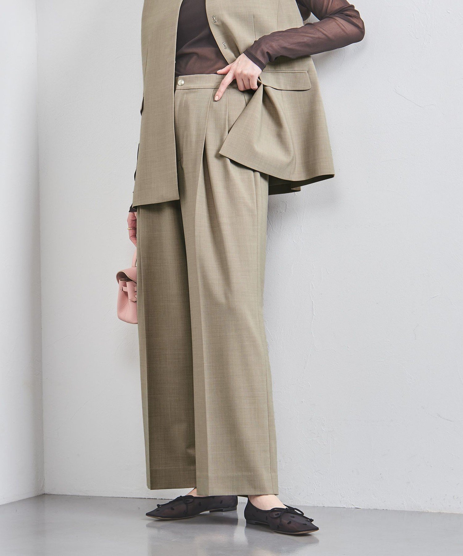 【ユナイテッドアローズ/UNITED ARROWS】のタック イージーパンツ インテリア・キッズ・メンズ・レディースファッション・服の通販 founy(ファニー) 　ファッション　Fashion　レディースファッション　Fashion for Women　パンツ　Pants & Trousers　ギャザー　Gathered, Ruffled　コンパクト　Compact, Small Size　ストライプ　Stripe, Striped Pattern　スニーカー　Sneakers, Trainers　トレンド　Trend, Trending Now　パターン　Pattern, Design Print　フロント　Front, Front Design　ベスト　Vest, Waistcoat　ポケット　Pocket, Pocket Detail　メタル　Metal, Metal Parts　リラックス　Relax, Relaxed Fit　ワイド　Wide, Wide Fit　アウトレット　Outlet / Clearance　おすすめ　Recommended / Our Picks　BEIGE|ID: prp329100004828686 ipo3291000000035142491