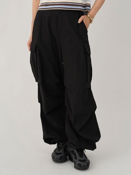 【エミ/emmi】のタックフォルムカーゴパンツ インテリア・キッズ・メンズ・レディースファッション・服の通販 founy(ファニー) 　ファッション　Fashion　レディースファッション　Fashion for Women　パンツ　Pants & Trousers　オータム　Autumn Fashion　カーゴパンツ　Cargo Pants, Utility Pants　スマート　Smart, Elegant　フォルム　Silhouette, Form　ポケット　Pocket, Pocket Detail　人気　Popular, Best Seller　BLK[009]|ID: prp329100004828697 ipo3291000000035142587