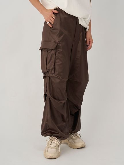 【エミ/emmi】のタックフォルムカーゴパンツ インテリア・キッズ・メンズ・レディースファッション・服の通販 founy(ファニー) 　ファッション　Fashion　レディースファッション　Fashion for Women　パンツ　Pants & Trousers　オータム　Autumn Fashion　カーゴパンツ　Cargo Pants, Utility Pants　スマート　Smart, Elegant　フォルム　Silhouette, Form　ポケット　Pocket, Pocket Detail　人気　Popular, Best Seller　BRW[058]|ID: prp329100004828697 ipo3291000000035142588