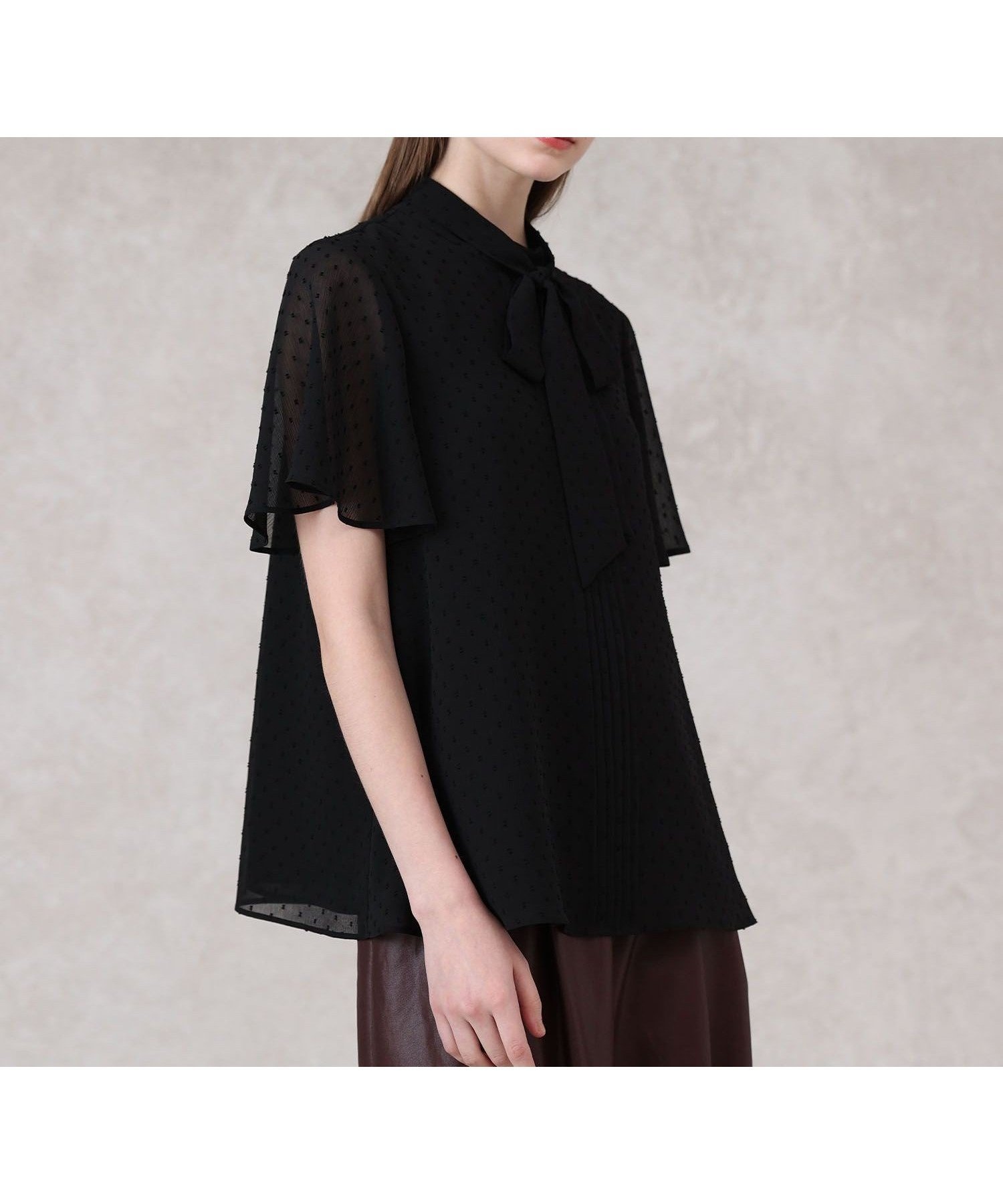 【アナイ/ANAYI】のカットドット楊柳ボウタイ ブラウス インテリア・キッズ・メンズ・レディースファッション・服の通販 founy(ファニー) 　ファッション　Fashion　レディースファッション　Fashion for Women　トップス・カットソー　Cut & Sew Tops　シャツ・ブラウス・オフィスカジュアル　Elegant Blouses & Button-Ups　カットジャガード　Cut Jacquard　シアー　Sheer, See-Through　シフォン　Chiffon, Lightweight Fabric　スタンド　Stand Collar, Upright Stand　スマート　Smart, Elegant　ドット　Polka Dot, Dot Pattern　フロント　Front, Front Design　ボウタイ　Bow Tie, Neck Bow　無地　Plain, Solid Color　A/W・秋冬　Autumn/Winter　再入荷　Restock / Back in Stock　black|ID: prp329100004828790 ipo3291000000035143700