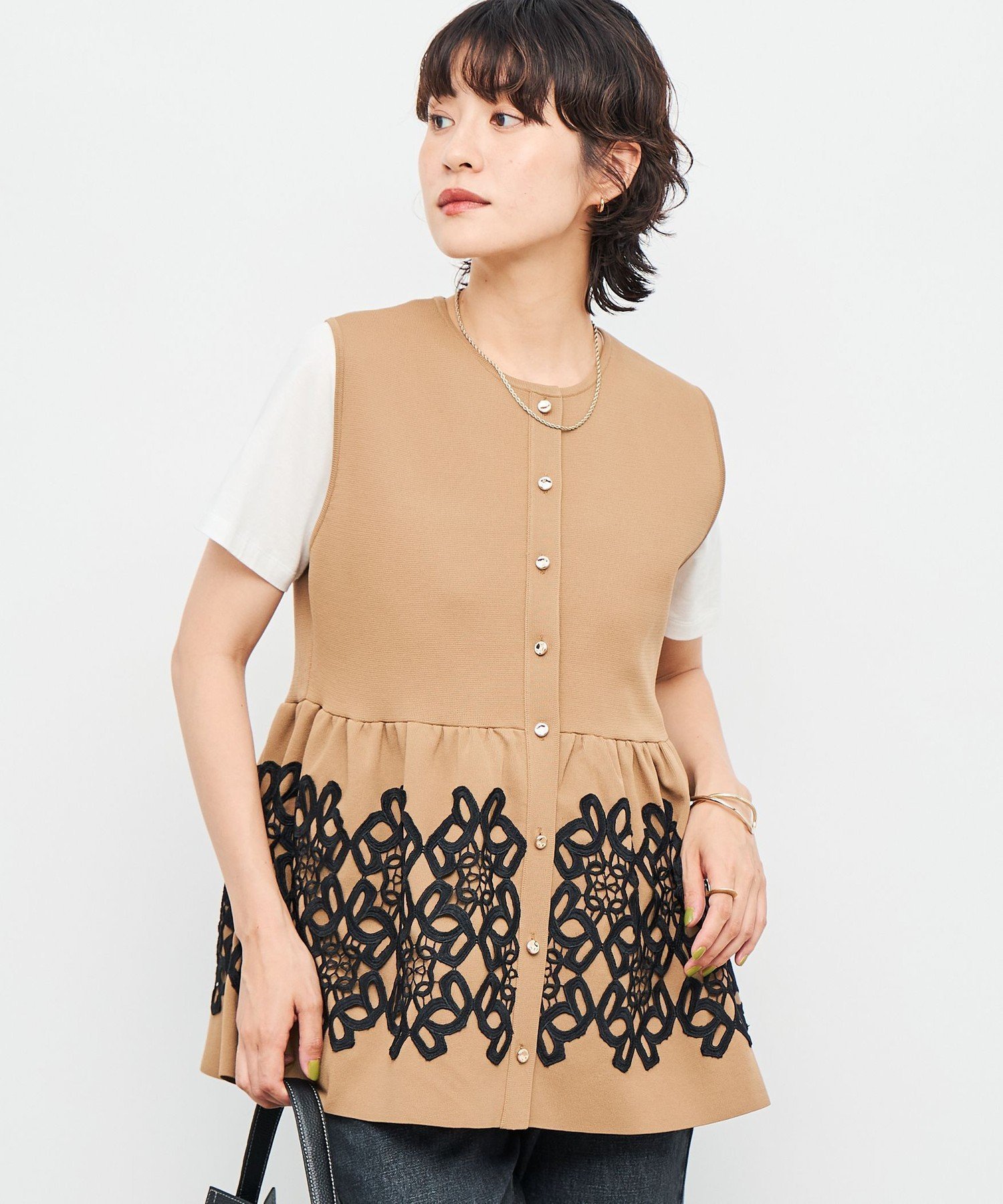 【ノーリーズ/NOLLEY'S】のレース付きペプラムベスト インテリア・キッズ・メンズ・レディースファッション・服の通販 founy(ファニー) 　ファッション　Fashion　レディースファッション　Fashion for Women　アウター　Coat / Outerwear Collection　トップス・カットソー　Cut & Sew Tops　ベスト&ジレ / 重ね着スタイル　Vests & Gilets　インナー　Innerwear　カーディガン　Cardigan, Knitwear　ベスト　Vest, Waistcoat　ペプラム　Peplum, Flared Hem　ミラノリブ　Milano Rib, Milano Stitch　モチーフ　Motif, Design Theme　レース　Lace, Lace Fabric　おすすめ　Recommended / Our Picks　エレガント 上品　Elegant　2025年　2025　2025-2026秋冬・A/W　Autumn/Winter 2025–26 AW25–26　キャメル|ID: prp329100004828797 ipo3291000000035143809