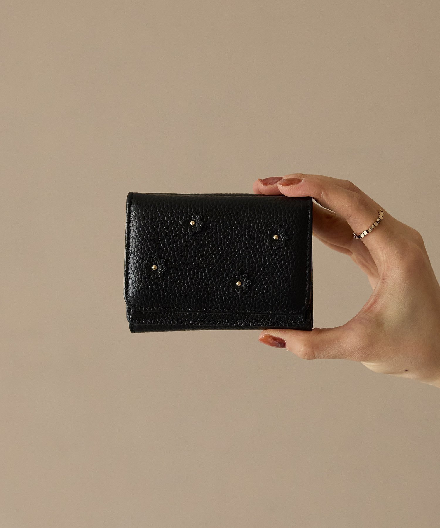 【その他のブランド/Other】のスモールフラワー ミニウォレット インテリア・キッズ・メンズ・レディースファッション・服の通販 founy(ファニー) 　ファッション　Fashion　レディースファッション　Fashion for Women　コンパクト　Compact, Small Size　フェミニン　Feminine, Girly　フラワー　Flower, Floral　モチーフ　Motif, Design Theme　財布　Wallet, Purse　ブラック|ID: prp329100004829481 ipo3291000000035150283