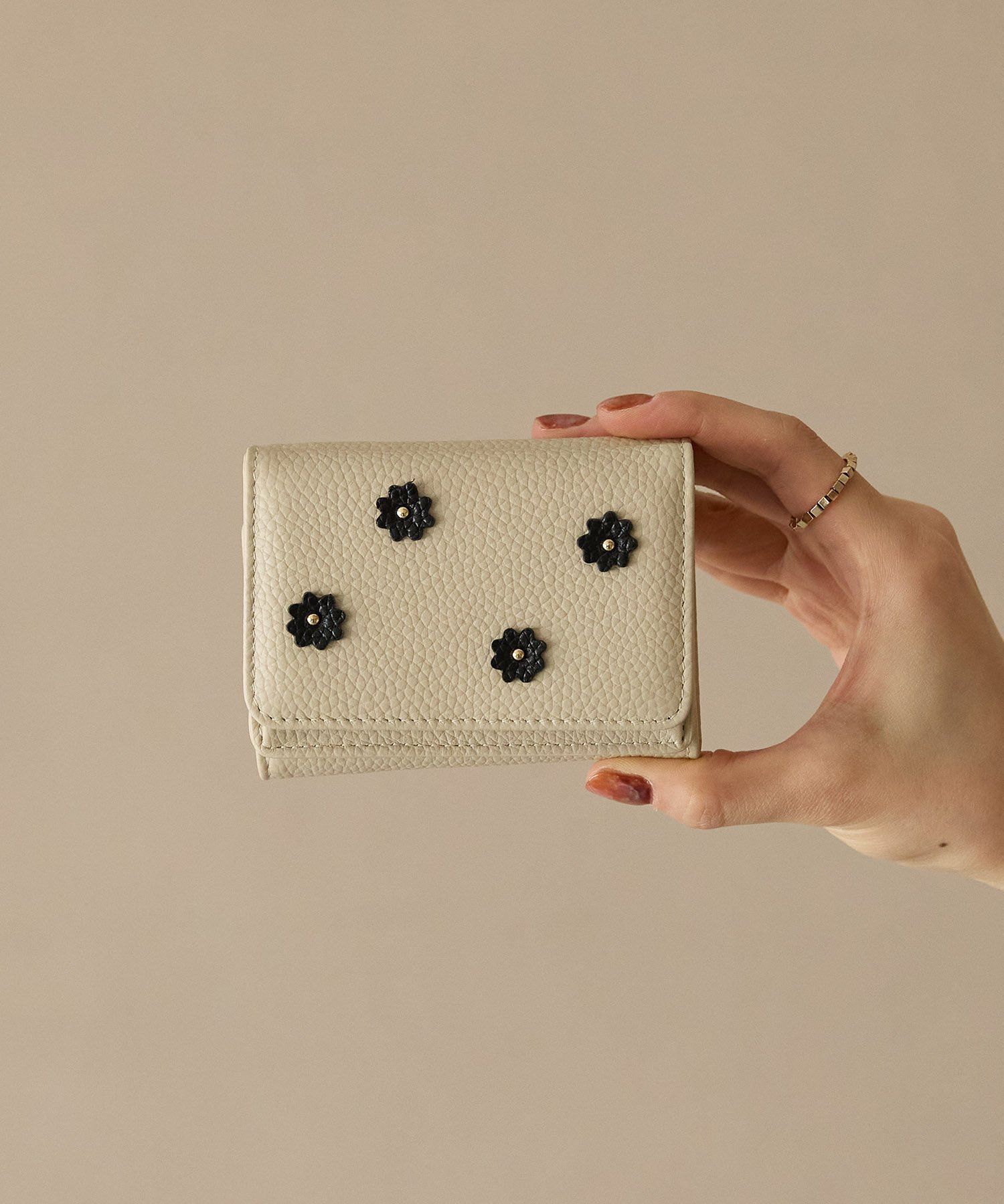 【その他のブランド/Other】のスモールフラワー ミニウォレット インテリア・キッズ・メンズ・レディースファッション・服の通販 founy(ファニー) 　ファッション　Fashion　レディースファッション　Fashion for Women　コンパクト　Compact, Small Size　フェミニン　Feminine, Girly　フラワー　Flower, Floral　モチーフ　Motif, Design Theme　財布　Wallet, Purse　エクリュ|ID: prp329100004829481 ipo3291000000035150284