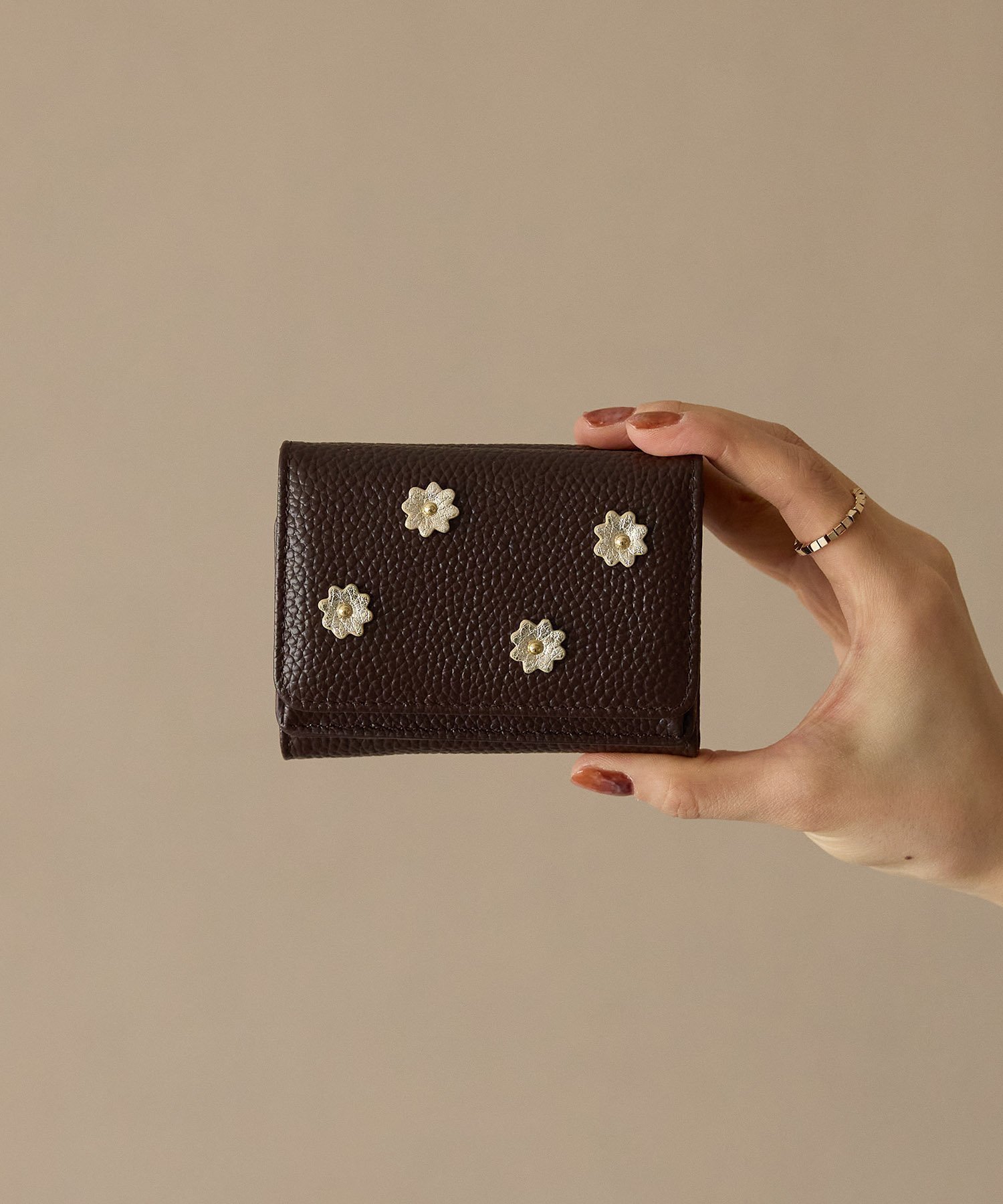 【その他のブランド/Other】のスモールフラワー ミニウォレット インテリア・キッズ・メンズ・レディースファッション・服の通販 founy(ファニー) 　ファッション　Fashion　レディースファッション　Fashion for Women　コンパクト　Compact, Small Size　フェミニン　Feminine, Girly　フラワー　Flower, Floral　モチーフ　Motif, Design Theme　財布　Wallet, Purse　ダークブラウン|ID: prp329100004829481 ipo3291000000035150286