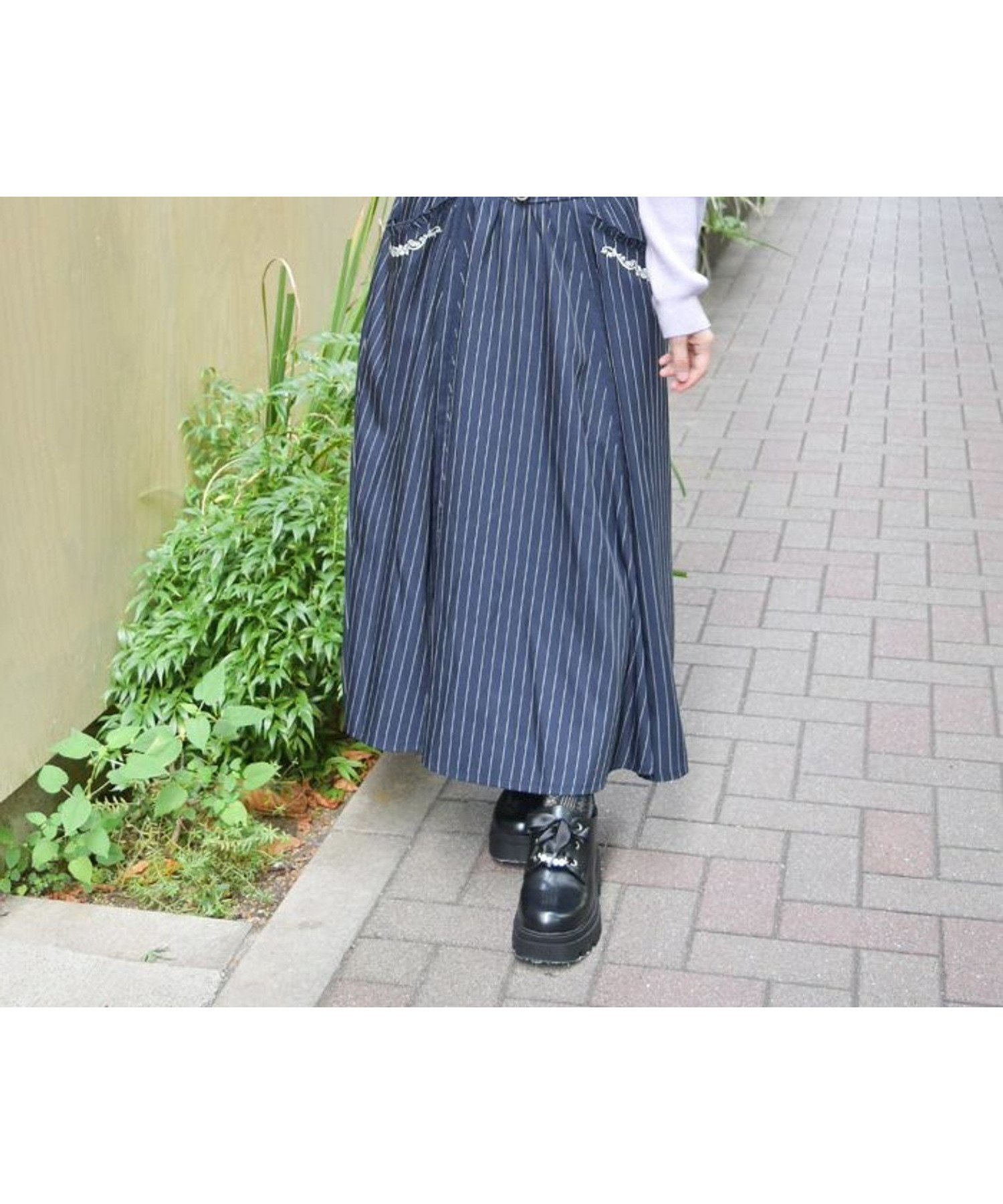 【アクシーズファム/axes femme】のサス付プチローズ刺繍スカート インテリア・キッズ・メンズ・レディースファッション・服の通販 founy(ファニー) 　ファッション　Fashion　レディースファッション　Fashion for Women　スカート　Skirts　おすすめ　Recommended / Our Picks　クラシカル　Classical, Vintage-Inspired　サスペンダー　Suspenders, Braces　バランス　Balance, Style Balance　ポケット　Pocket, Pocket Detail　メタル　Metal, Metal Parts　ローズ　Rose, Rose Motif　エレガント 上品　Elegant　紺|ID: prp329100004829625 ipo3291000000035151774