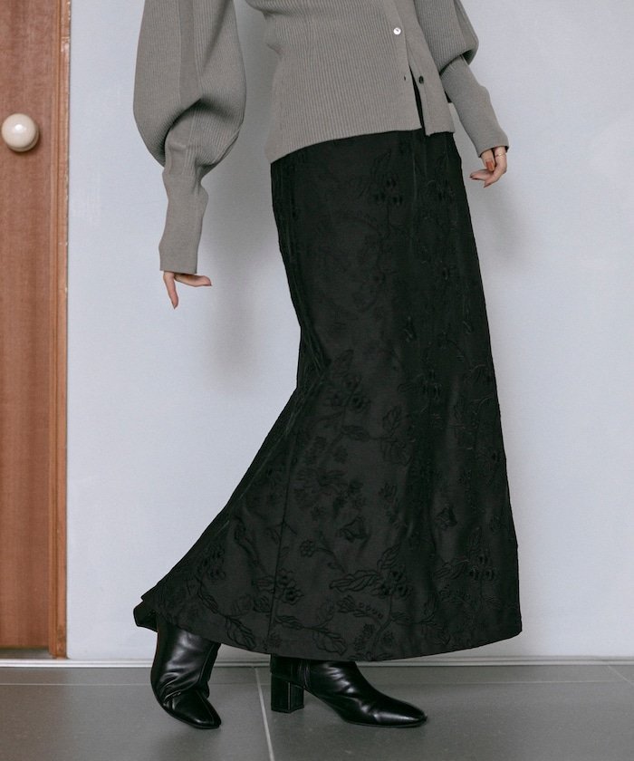 【フリークスストア/FREAK'S STORE】のフラワー刺繍 Iライン イージースカート 25AW インテリア・キッズ・メンズ・レディースファッション・服の通販 founy(ファニー) 　ファッション　Fashion　レディースファッション　Fashion for Women　スカート　Skirts　2025年　2025　2025-2026秋冬・A/W　Autumn/Winter 2025–26 AW25–26　冬　Winter / This Winter　おすすめ　Recommended / Our Picks　クラシカル　Classical, Vintage-Inspired　ジャケット　Jacket, Outerwear　スリット　Slit, Slit Detail　フラワー　Flower, Floral　エレガント 上品　Elegant　楽ちん　Easy Fit, Comfortable　A/W・秋冬　Autumn/Winter　ブラック|ID: prp329100004829627 ipo3291000000035151793