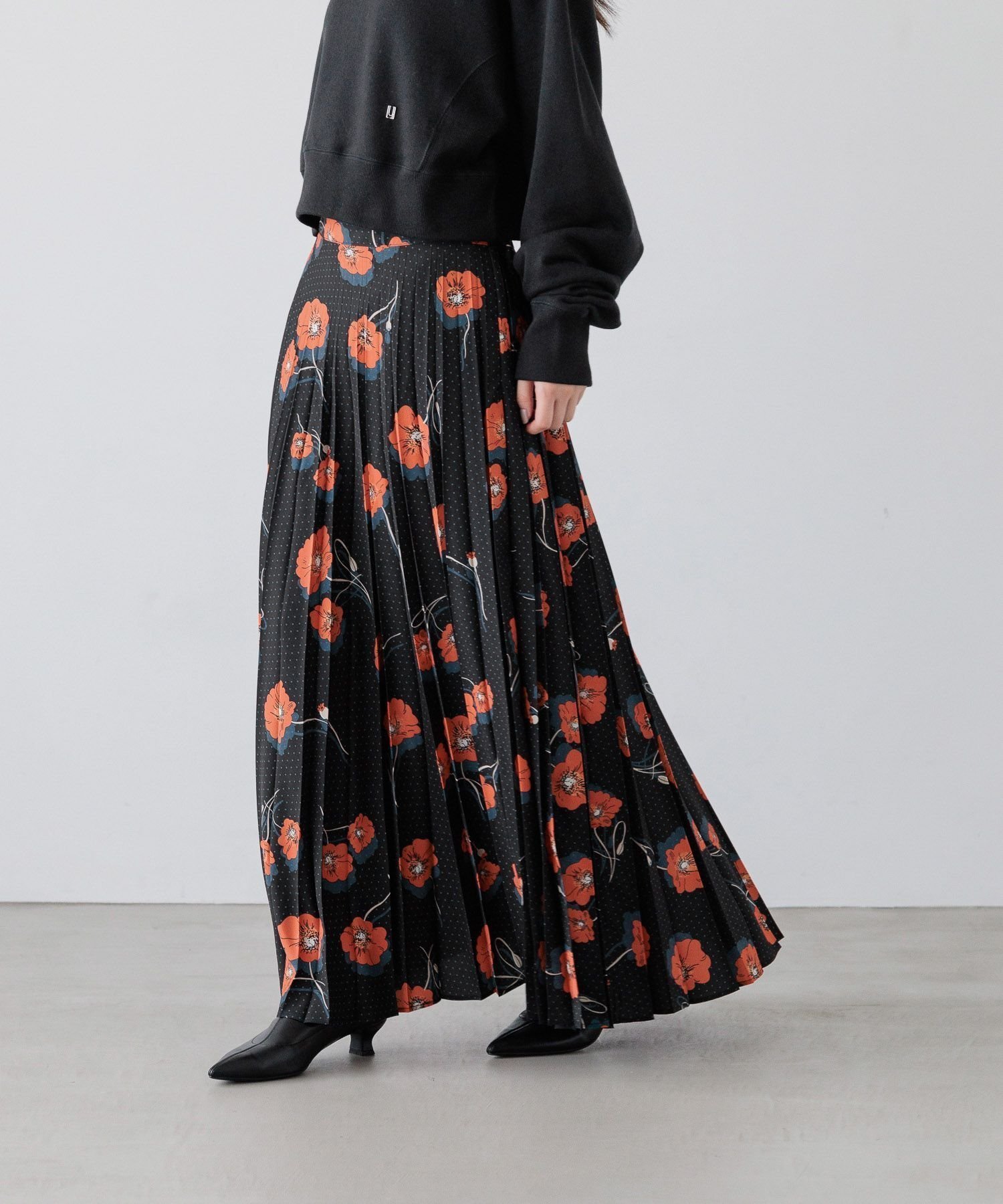 【ローリーズファーム/LOWRYS FARM】のプリントプリーツスカート インテリア・キッズ・メンズ・レディースファッション・服の通販 founy(ファニー) 　ファッション　Fashion　レディースファッション　Fashion for Women　スカート　Skirts　プリーツスカート / 上品フェミニンスタイル　Pleated Skirts　チェック　Check, Plaid, Tartan　トレンド　Trend, Trending Now　バランス　Balance, Style Balance　フィット　Fit, Slim Fit　プリント　Print, Printed Pattern　プリーツ　Pleats, Pleated　再入荷　Restock / Back in Stock　定番　Standard, Basic Item　ブラック×フラワー01|ID: prp329100004829628 ipo3291000000035151797