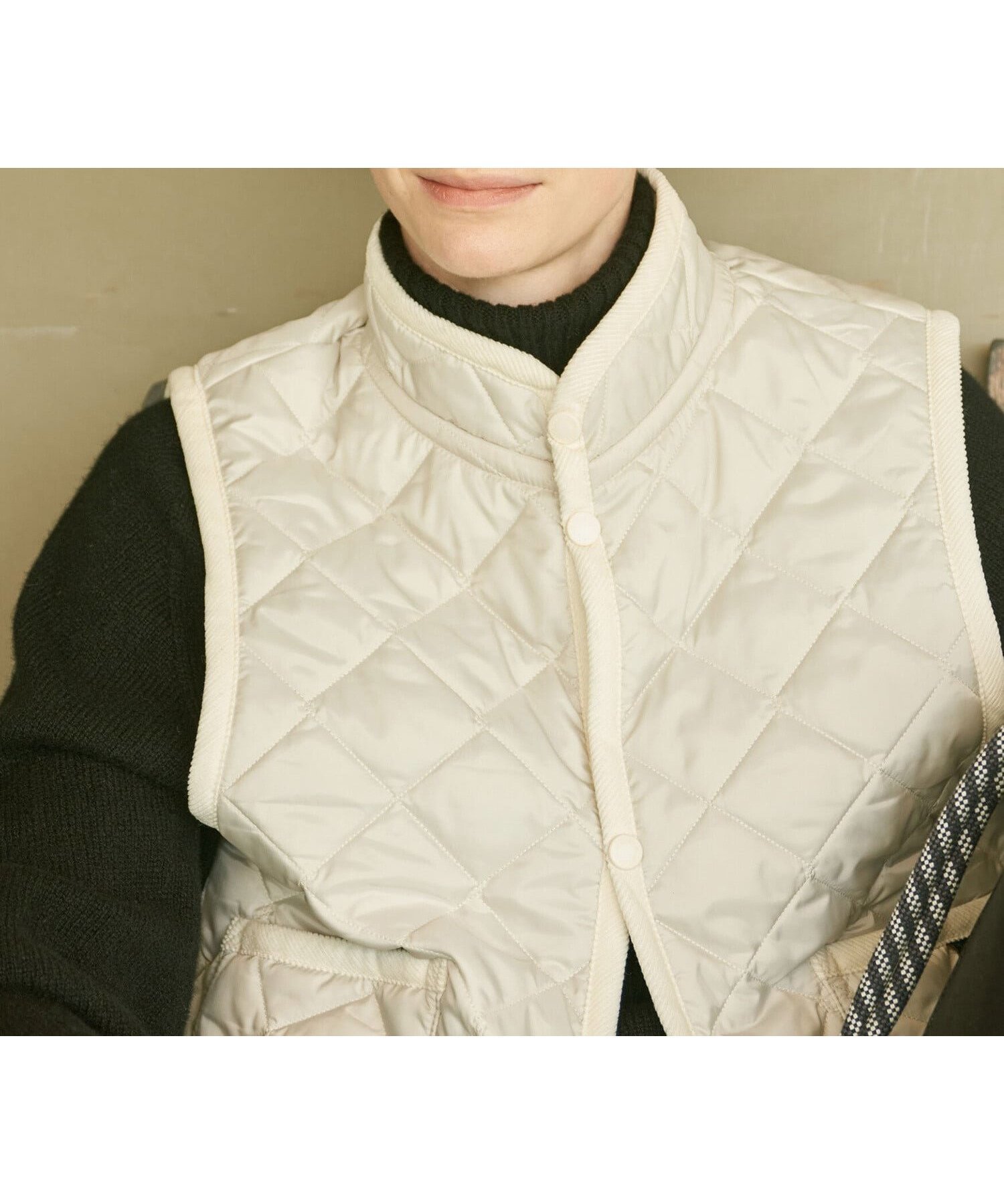 【ビショップ/Bshop】の別注 クロップド スタンドカラーキルティングベスト WOMEN インテリア・キッズ・メンズ・レディースファッション・服の通販 founy(ファニー) 　ファッション　Fashion　レディースファッション　Fashion for Women　アウター　Coat / Outerwear Collection　トップス・カットソー　Cut & Sew Tops　ベスト&ジレ / 重ね着スタイル　Vests & Gilets　キルティング　Quilted, Quilting　クロップド　Cropped, Short Length　コンパクト　Compact, Small Size　コーデュロイ　Corduroy, Cord Fabric　軽量　Lightweight, Ultra Light　スタンド　Stand Collar, Upright Stand　ダイヤモンド　Diamond, Brilliant Cut　定番　Standard, Basic Item　パッチ　Patch, Appliqué　ブランケット　Blanket, Throw Blanket　ベスト　Vest, Waistcoat　ポケット　Pocket, Pocket Detail　別注　Limited Edition, Custom Order　WHITE系1|ID: prp329100004829635 ipo3291000000035151857