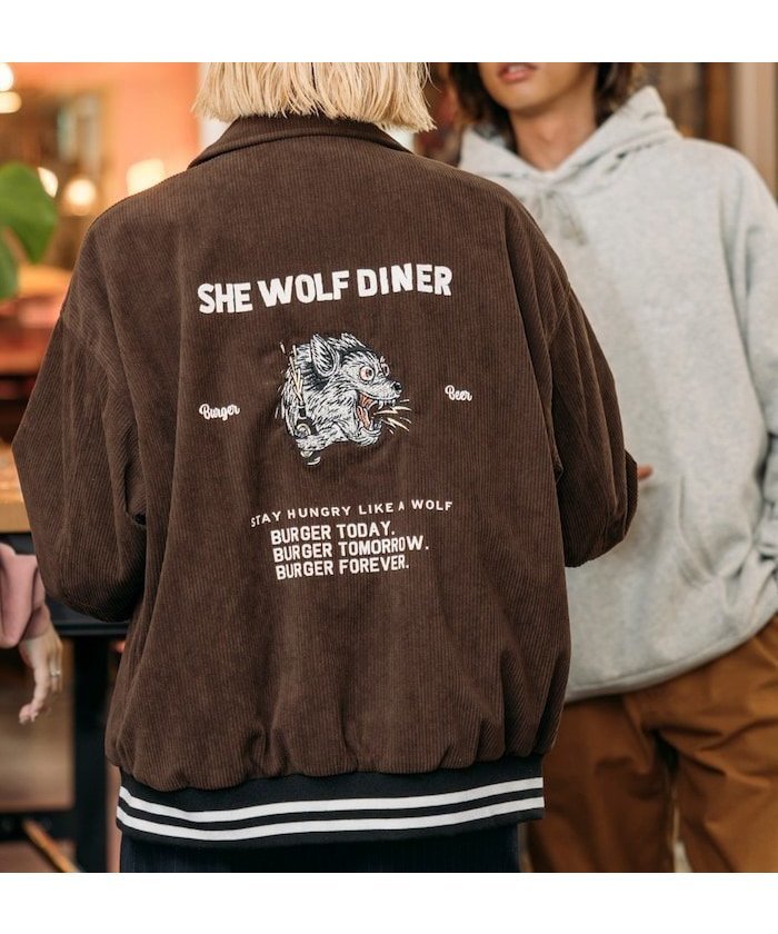 【フリークスストア/FREAK'S STORE】のSHE WOLF DINER×FREAK S STORE/シーウルフダイナー 別注 バック刺繍 コーデュロイブルゾン 【限定展開】 25AW インテリア・キッズ・メンズ・レディースファッション・服の通販 founy(ファニー) ファッション Fashion レディースファッション Fashion for Women アウター Coat / Outerwear Collection ブルゾンジャケット・スポーティアウター Blouson Jackets バッグ Bags インナー Innerwear ヴィンテージ Vintage Style カーゴパンツ Cargo Pants, Utility Pants グラフィック Graphic, Graphic Design コラボ Collaboration, Collab コーデュロイ Corduroy, Cord Fabric シンプル Simple, Minimal スラックス Slacks, Dress Pants デニム Denim, Jeans Material トレンド Trend, Trending Now 定番 Standard, Basic Item 人気 Popular, Best Seller パーカー Hoodie, Parka ビッグ Big, Oversized フロント Front, Front Design ブルゾン Blouson, Bomber Jacket プリント Print, Printed Pattern ボトム Bottoms, Lower Wear 別注 Limited Edition, Custom Order ワイド Wide, Wide Fit ワンポイント One Point, Statement Accent A/W・秋冬 Autumn/Winter 冬 Winter / This Winter おすすめ Recommended / Our Picks 2025年 2025 ブラウン|ID: prp329100004829689 ipo3291000000035153063