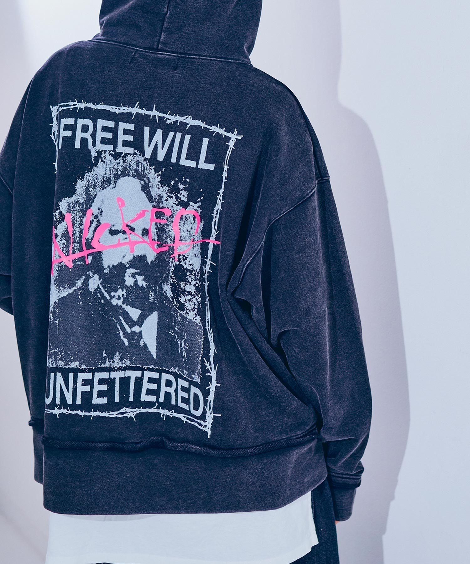 【アールエヌエー/RNA】のM2576 WICKEDウォッシュアウトフーディー インテリア・キッズ・メンズ・レディースファッション・服の通販 founy(ファニー) 　ファッション　Fashion　レディースファッション　Fashion for Women　カットオフ　Cut-Off Design　パウダー　Powder, Soft Tone　プリント　Print, Printed Pattern　スミクロ|ID: prp329100004829716 ipo3291000000035153502