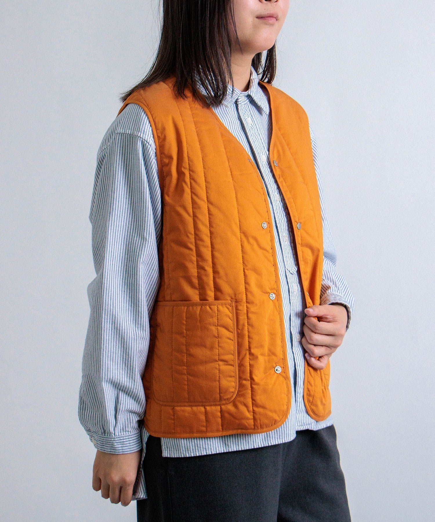 【ドミンゴ/DOMINGO】のT/Cポプリン インサレーションベスト インテリア・キッズ・メンズ・レディースファッション・服の通販 founy(ファニー) ファッション Fashion レディースファッション Fashion for Women アウター Coat / Outerwear Collection トップス・カットソー Cut & Sew Tops ベスト&ジレ / 重ね着スタイル Vests & Gilets オレンジ Orange 秋 Autumn キルト Quilt, Quilted Fabric コンパクト Compact, Small Size ストライプ Stripe, Striped Pattern スリット Slit, Slit Detail デニム Denim, Jeans Material パイピング Piping, Trim Design フィット Fit, Slim Fit ベスト Vest, Waistcoat ランダム Random, Irregular オレンジ|ID: prp329100004829870 ipo3291000000035155322