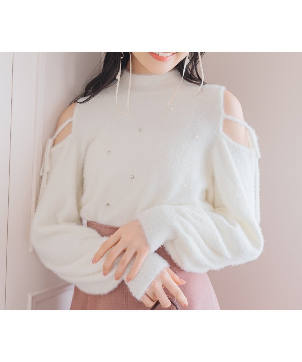 【ウィルセレクション/WILLSELECTION】のパールビジューフェザーニットトップス インテリア・キッズ・メンズ・レディースファッション・服の通販 founy(ファニー) 　ファッション　Fashion　レディースファッション　Fashion for Women　トップス・カットソー　Cut & Sew Tops　ニット　Knit Tops & Sweaters　ショルダー　Shoulder, Shoulder Strap　ハイネック　High Neck, Mock Neck　パール　Pearl, Pearl Accent　ビジュー　Bijou, Jewel-like Accent　フェザー　Feather, Feather Detail　フロント　Front, Front Design　リボン　Ribbon, Bow　オフ|ID: prp329100004829872 ipo3291000000035155329