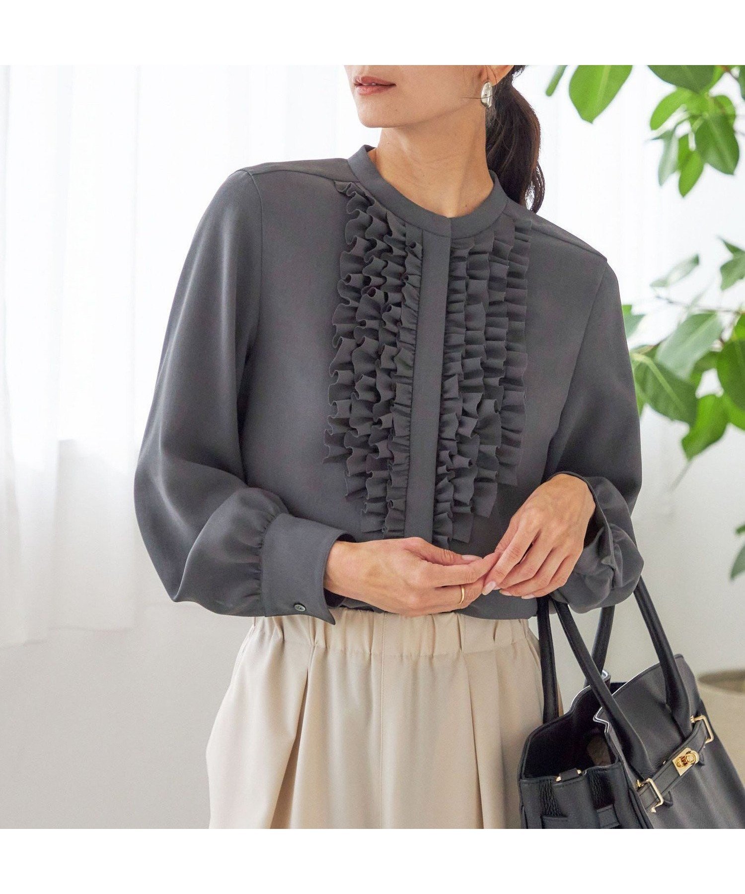 【シップス フォー ウィメン/SHIPS】の洗濯機可能 ポリエステル カルゼ フリル ブラウス インテリア・キッズ・メンズ・レディースファッション・服の通販 founy(ファニー) ファッション Fashion レディースファッション Fashion for Women トップス・カットソー Cut & Sew Tops シャツ・ブラウス・オフィスカジュアル Elegant Blouses & Button-Ups インナー Innerwear エレガント 上品 Elegant ギャザー Gathered, Ruffled ジャケット Jacket, Outerwear スリーブ Sleeve, Long Sleeve / Short Sleeve デニム Denim, Jeans Material フリル Frill, Ruffle フロント Front, Front Design ポケット Pocket, Pocket Detail モダン Modern, Contemporary 2025年 2025 2025-2026秋冬・A/W Autumn/Winter 2025–26 AW25–26 チャコールグレー|ID: prp329100004829951 ipo3291000000035156093