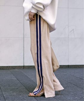 【エーピーストゥディオ/AP STUDIO】の【AMERICANA/アメリカーナ】別注side line velour Pants 人気、トレンドファッション・服の通販 founy(ファニー) ファッション Fashion レディースファッション Fashion for Women パンツ Pants & Trousers ジャケット Jacket, Outerwear スタンダード Standard, Basic スポーツ Sports, Activewear スマート Smart, Elegant スリット Slit, Slit Detail 定番 Standard, Basic Item バランス Balance, Style Balance ベロア Velour, Soft Velvet 別注 Limited Edition, Custom Order ミリタリー Military, Army Style ワーク Workwear, Utility Style |ID:prp329100004830329