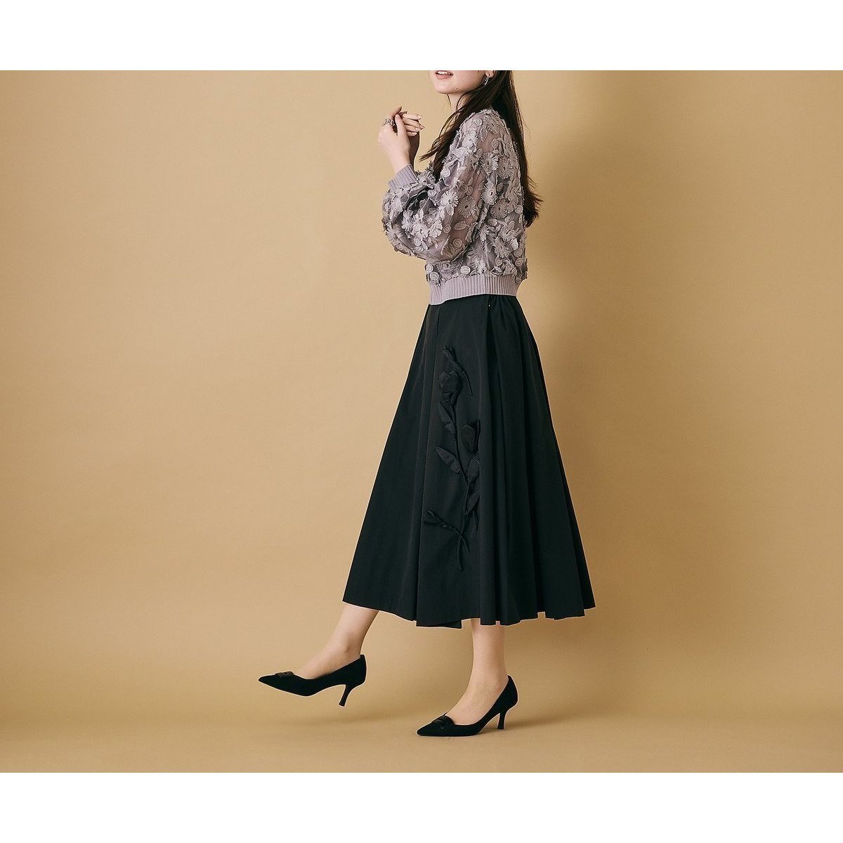 【ローズティアラ/Rose Tiara】の立体フラワーモチーフ付きフレアスカート インテリア・キッズ・メンズ・レディースファッション・服の通販 founy(ファニー) 　ファッション　Fashion　レディースファッション　Fashion for Women　スカート　Skirts　Aライン・フレアスカート　A-Line & Flared Skirts　オーガンジー　Organza Fabric　カーディガン　Cardigan, Knitwear　スタンダード　Standard, Basic　スマート　Smart, Elegant　女優　Actress Style, Celebrity Inspired　トレンド　Trend, Trending Now　フェミニン　Feminine, Girly　フラワー　Flower, Floral　フレア　Flare, Flared　プリント　Print, Printed Pattern　ポケット　Pocket, Pocket Detail　モチーフ　Motif, Design Theme　ブラック|ID: prp329100004830350 ipo3291000000035160082