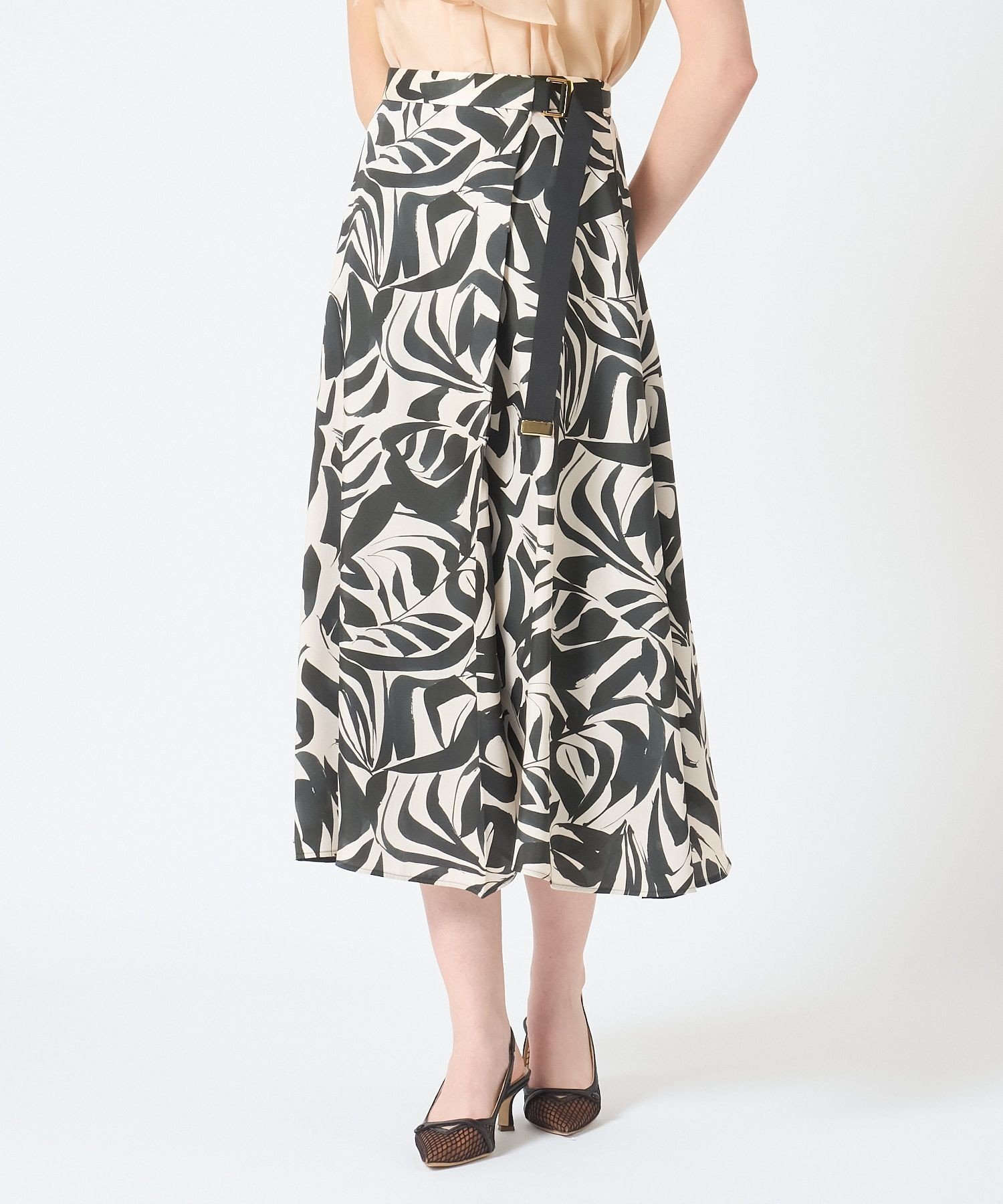 【アナイ/ANAYI】の【セットアップ対応商品】アートリーフサテンラップ スカート インテリア・キッズ・メンズ・レディースファッション・服の通販 founy(ファニー) 　ファッション　Fashion　レディースファッション　Fashion for Women　セットアップ　Matching Sets　スカート・ミニ/ミディ/マキシ　Skirts / Mini, Midi & Maxi Skirts　グログラン　Grosgrain, Grosgrain Ribbon　サテン　Satin, Glossy Fabric　シンプル　Simple, Minimal　スマート　Smart, Elegant　セットアップ　Set-Up, Coordinated Outfit　フランス　France, French　フレア　Flare, Flared　プリント　Print, Printed Pattern　ラップ　Wrap, Wrap Design　リーフ　Leaf, Botanical Leaf　再入荷　Restock / Back in Stock　black|ID: prp329100004830368 ipo3291000000035160234