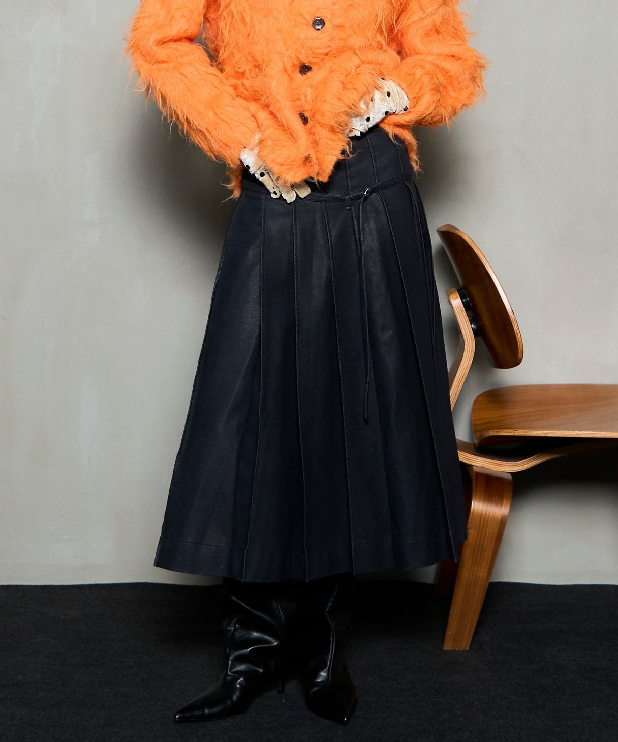 【メゾンスペシャル/MAISON SPECIAL】のヴィーガンレザーミモレスカート 人気、トレンドファッション・服の通販 founy(ファニー) 　ファッション　Fashion　レディースファッション　Fashion for Women　スカート　Skirts　おすすめ　Recommended / Our Picks　シンプル　Simple, Minimal　スニーカー　Sneakers, Trainers　タートルネック　Turtleneck, High Neck　トレンド　Trend, Trending Now　フェイクレザー　Faux Leather, PU Leather　ヴィンテージ　Vintage Style　冬　Winter / This Winter　 other-1|ID: prp329100004830396 ipo3291000000035160617