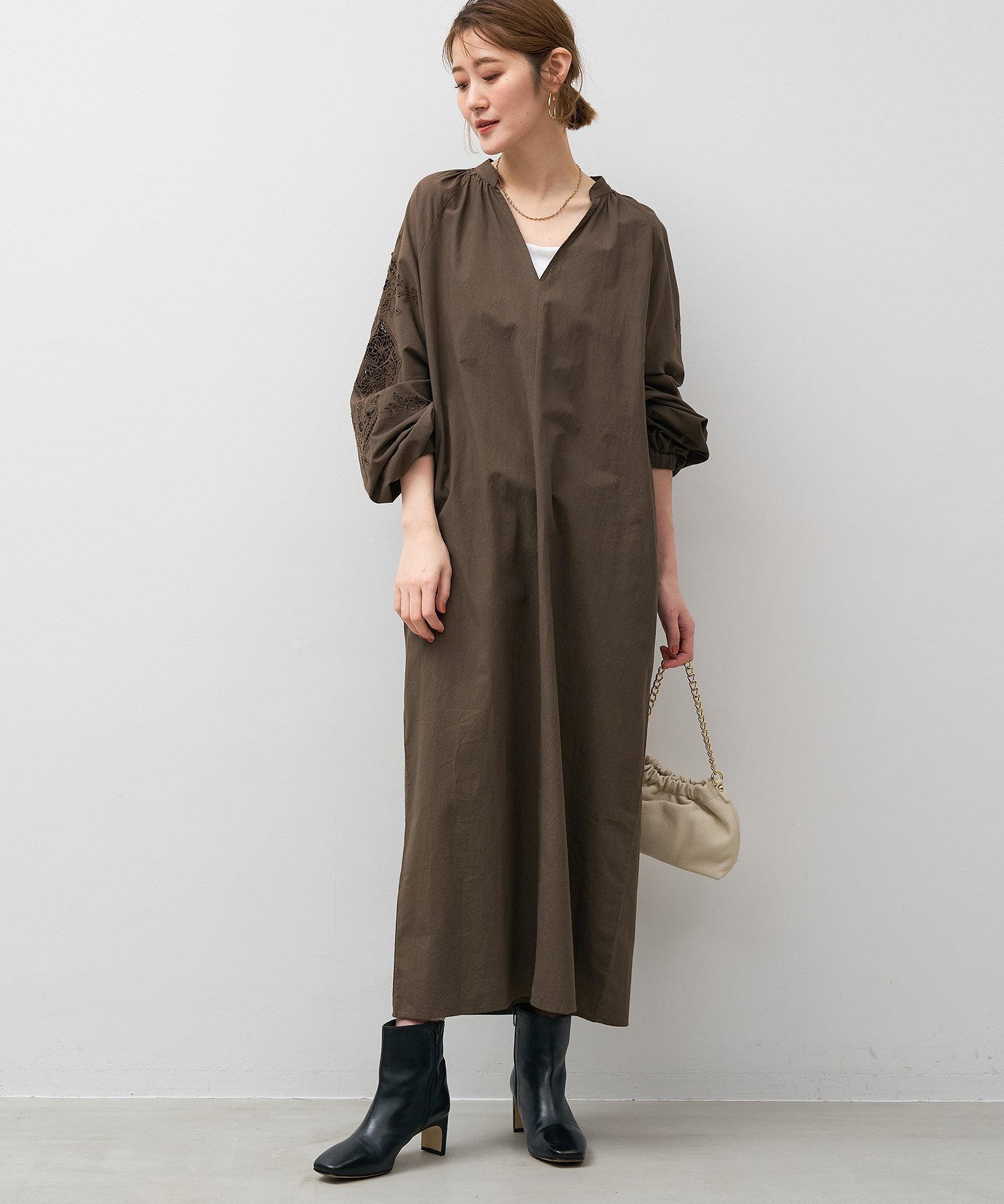 【マイカ ディール/MICA & DEAL】のインド刺繍ギャザーワンピース インテリア・キッズ・メンズ・レディースファッション・服の通販 founy(ファニー) 　ファッション　Fashion　レディースファッション　Fashion for Women　ワンピース　Dresses　インド　Indian Textile　ギャザー　Gathered, Ruffled　サンダル　Sandals, Summer Shoes　ジャケット　Jacket, Outerwear　スリーブ　Sleeve, Long Sleeve / Short Sleeve　デニム　Denim, Jeans Material　バランス　Balance, Style Balance　ポケット　Pocket, Pocket Detail　モチーフ　Motif, Design Theme　ヴィンテージ　Vintage Style　秋　Autumn　BROWN|ID: prp329100004830507 ipo3291000000035162737