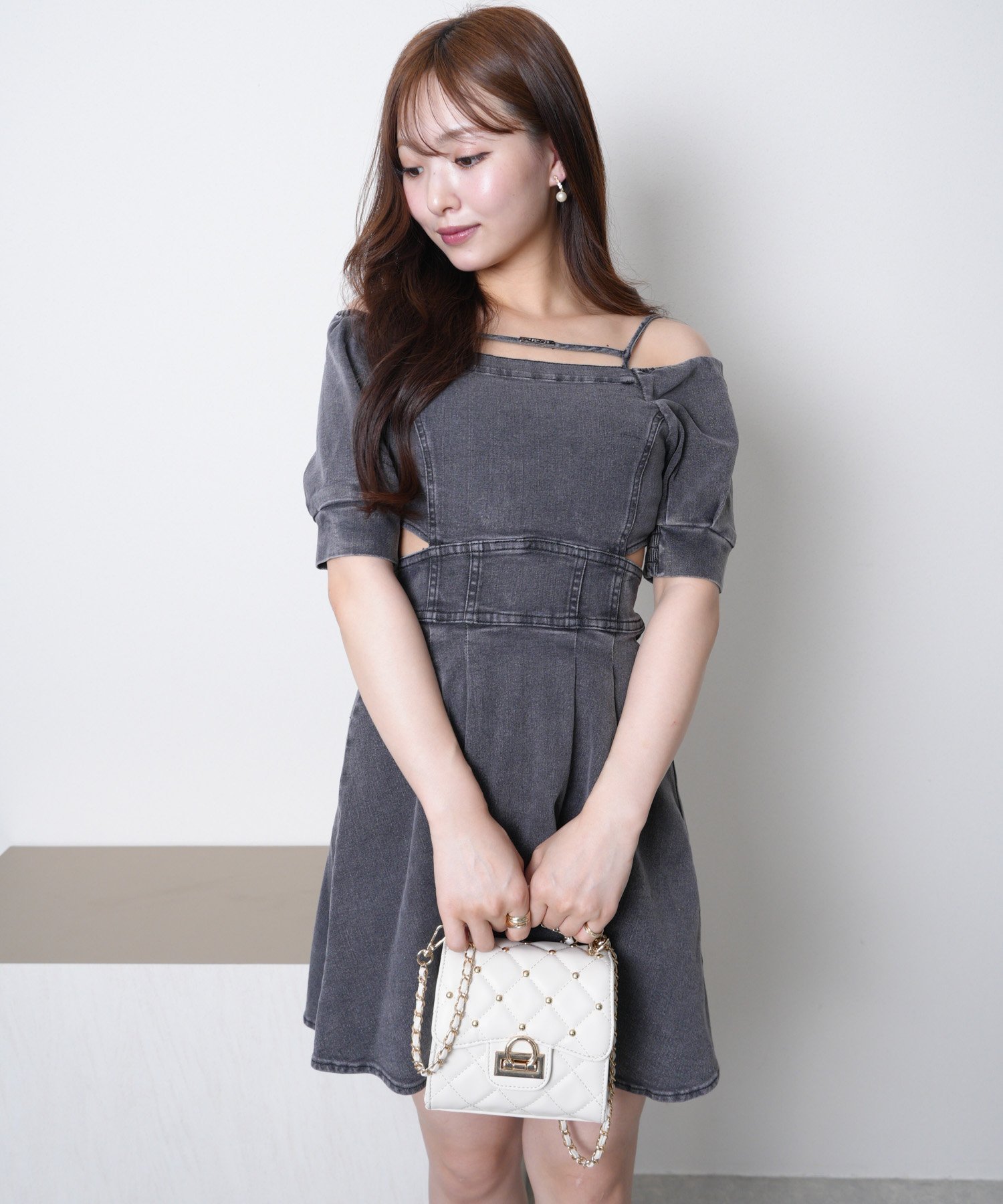 【リップサービス/LIP SERVICE】のサイドカットデニムフレアワンピース インテリア・キッズ・メンズ・レディースファッション・服の通販 founy(ファニー) ファッション Fashion レディースファッション Fashion for Women ワンピース Dresses インディゴ Indigo Denim コルセット Corset, Bustier サンダル Sandals, Summer Shoes シャーリング Shirring, Ruched ショルダー Shoulder, Shoulder Strap ストレッチ Stretch, Stretchy Fabric デコルテ Décolleté, Neckline デニム Denim, Jeans Material フレア Flare, Flared フロント Front, Front Design プレート Plate, Dish マニッシュ Mannish, Boyish ラップ Wrap, Wrap Design おすすめ Recommended / Our Picks グレー|ID: prp329100004830528 ipo3291000000035163145