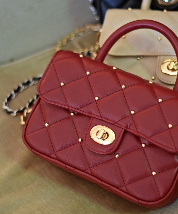 【ドレステリア/DRESSTERIOR】のキルテッドショルダーバッグ インテリア・キッズ・メンズ・レディースファッション・服の通販 founy(ファニー) 　ファッション　Fashion　レディースファッション　Fashion for Women　バッグ　Bags　エレガント 上品　Elegant　オケージョン　Occasion Wear　キルティング　Quilted, Quilting　クラシカル　Classical, Vintage-Inspired　コンパクト　Compact, Small Size　スタッズ　Studs, Metal Accents　スマート　Smart, Elegant　財布　Wallet, Purse　チェーン　Chain, Chain Strap　パーティ　Party, Party Style　フラップ　Flap, Flap Pocket　ポケット　Pocket, Pocket Detail　レッド|ID: prp329100004830599 ipo3291000000035164153