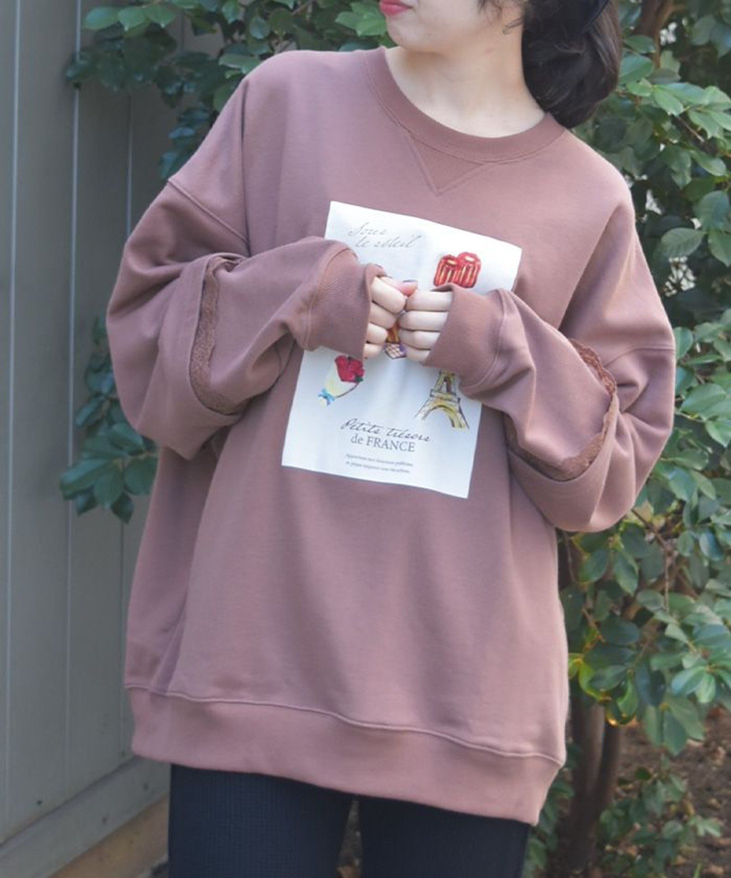 【アクシーズファム/axes femme】のパリトラベルPTトレーナー インテリア・キッズ・メンズ・レディースファッション・服の通販 founy(ファニー) 　ファッション　Fashion　レディースファッション　Fashion for Women　アクセサリー　Fashion Accessories　シンプル　Simple, Minimal　スウェット / スエット　Sweatshirt, Sweatwear　チェーン　Chain, Chain Strap　デニム　Denim, Jeans Material　トラベル　Travel, Travel Gear　トレーナー　Sweatshirt, Trainer　パール　Pearl, Pearl Accent　フロント　Front, Front Design　プリント　Print, Printed Pattern　リラックス　Relax, Relaxed Fit　ロング　Long, Long-Length　ワイド　Wide, Wide Fit　モカ|ID: prp329100004830617 ipo3291000000035164436