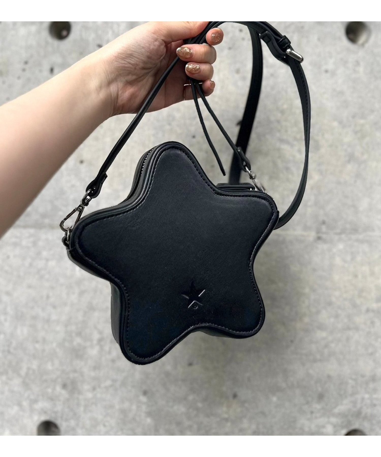 【コンバーストウキョウ/CONVERSE TOKYO】のSTAR MINI SHOULDER BAG インテリア・キッズ・メンズ・レディースファッション・服の通販 founy(ファニー) 　ファッション　Fashion　レディースファッション　Fashion for Women　バッグ　Bags　ショルダー　Shoulder, Shoulder Strap　シルバー　Silver, Metallic Silver　シンプル　Simple, Minimal　フォルム　Silhouette, Form　ポーチ　Pouch, Small Case　リップ　Lip, Lip Motif　ワンポイント　One Point, Statement Accent　ブラック|ID: prp329100004830625 ipo3291000000035164507