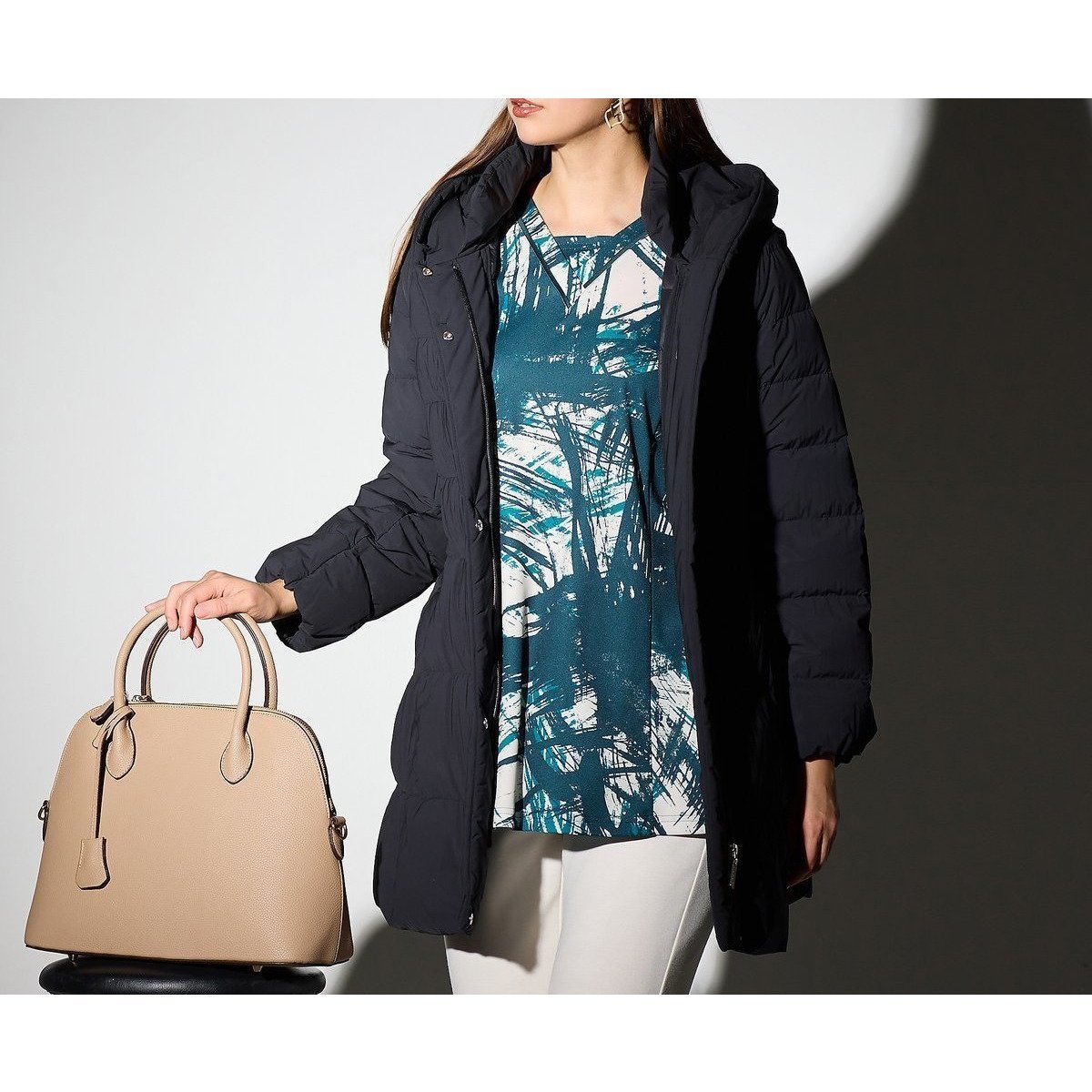 【リリアンビューティ/Liliane Burty】のヴィクトリアダウン使用 フード付きダウンコート インテリア・キッズ・メンズ・レディースファッション・服の通販 founy(ファニー) 　ファッション　Fashion　レディースファッション　Fashion for Women　アウター　Coat / Outerwear Collection　コート・ロングコート・ピーコート　Long Coats, Peacoats & More　ダウンジャケット・軽量ダウン　Warm & Lightweight Down Jackets　ギャザー　Gathered, Ruffled　軽量　Lightweight, Ultra Light　シンプル　Simple, Minimal　ストレッチ　Stretch, Stretchy Fabric　ダウン　Down, Puffer　ドット　Polka Dot, Dot Pattern　長袖　Long Sleeve, Full Sleeve　ベーシック　Basic, Essential　ポケット　Pocket, Pocket Detail　防寒　Cold Protection, Winter-Ready　冬　Winter / This Winter　おすすめ　Recommended / Our Picks　ブラック|ID: prp329100004830930 ipo3291000000035168789