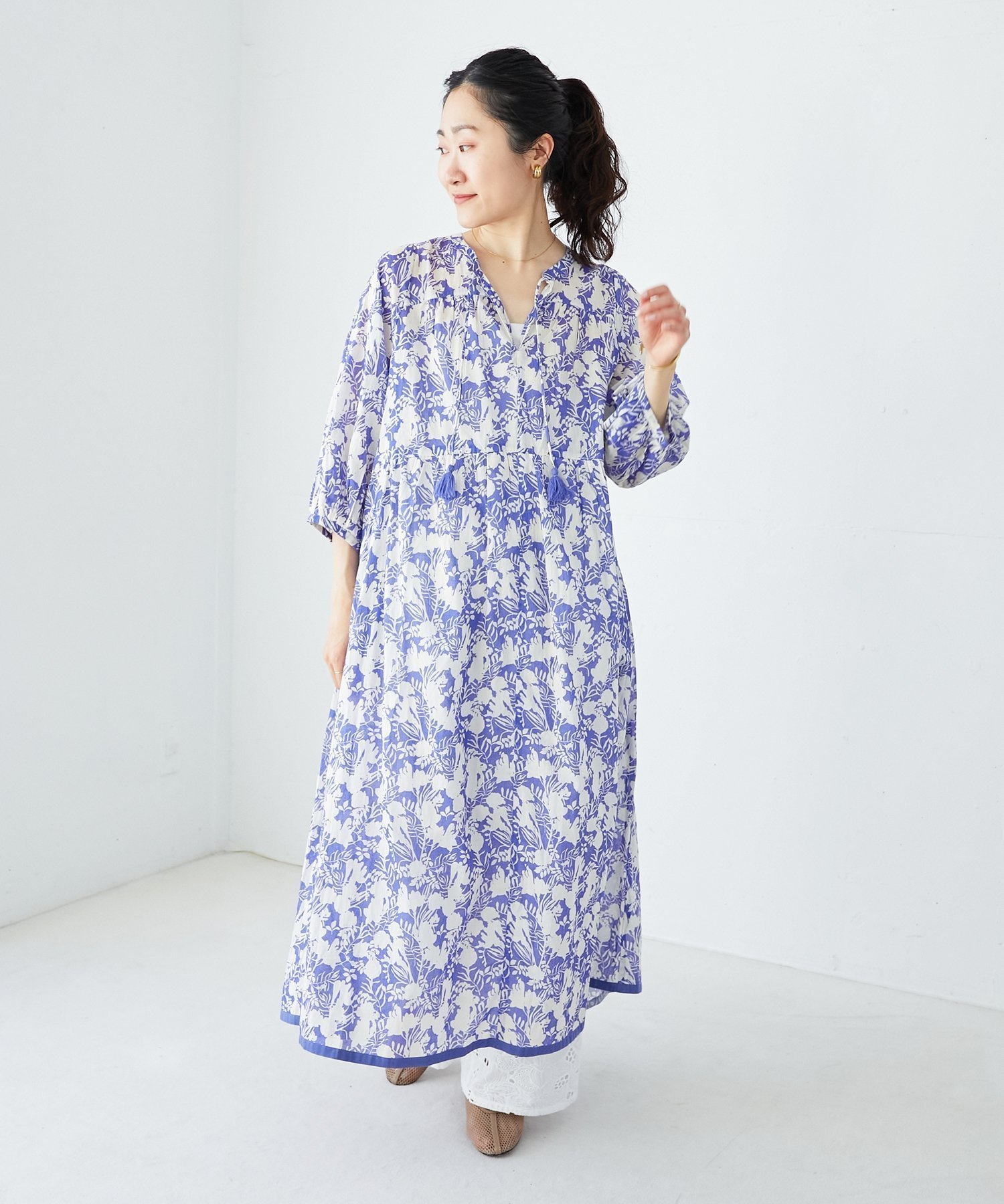 【ルクールブラン/le.coeur blanc】のFanaka別注バイカラーフラワーワンピース インテリア・キッズ・メンズ・レディースファッション・服の通販 founy(ファニー) 　ファッション　Fashion　レディースファッション　Fashion for Women　ワンピース　Dresses　おすすめ　Recommended / Our Picks　インド　Indian Textile　インナー　Innerwear　キャミソール　Camisole, Spaghetti Strap Top　パイピング　Piping, Trim Design　ペチコート　Petticoat, Underskirt　ボトム　Bottoms, Lower Wear　モノトーン　Monotone, Black and White　ラベンダー　Lavender　リラックス　Relax, Relaxed Fit　別注　Limited Edition, Custom Order　夏　Summer　旅行　Travel　春　Spring　ブルー|ID: prp329100004830946 ipo3291000000035169173