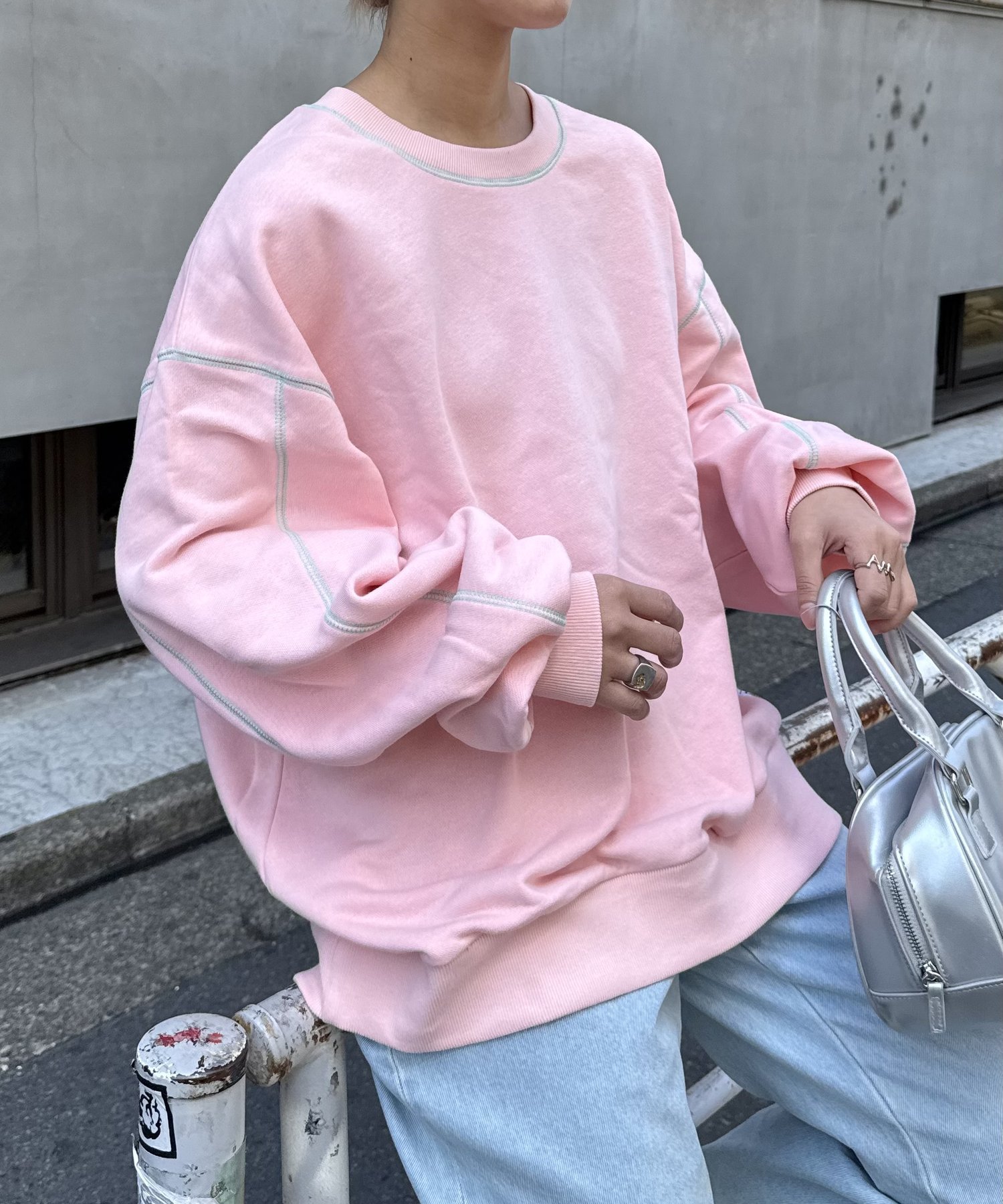 【チャオパニックティピー/CIAOPANIC TYPY】の【HELLO.SANFRANCISCO】配色ステッチオーバースウェット インテリア・キッズ・メンズ・レディースファッション・服の通販 founy(ファニー) 　ファッション　Fashion　レディースファッション　Fashion for Women　トップス・カットソー　Cut & Sew Tops　レディースパーカー・カジュアルフーディー　Casual Hoodies & Sweatshirts　スウェット・クルーネックトップス　Sweatshirts & Crewnecks / Relaxed Fit Sweat Tops　スウェット / スエット　Sweatshirt, Sweatwear　デニム　Denim, Jeans Material　トレンド　Trend, Trending Now　定番　Standard, Basic Item　リラックス　Relax, Relaxed Fit　ロング　Long, Long-Length　再入荷　Restock / Back in Stock　おすすめ　Recommended / Our Picks　サーモンピンク|ID: prp329100004831117 ipo3291000000035173004