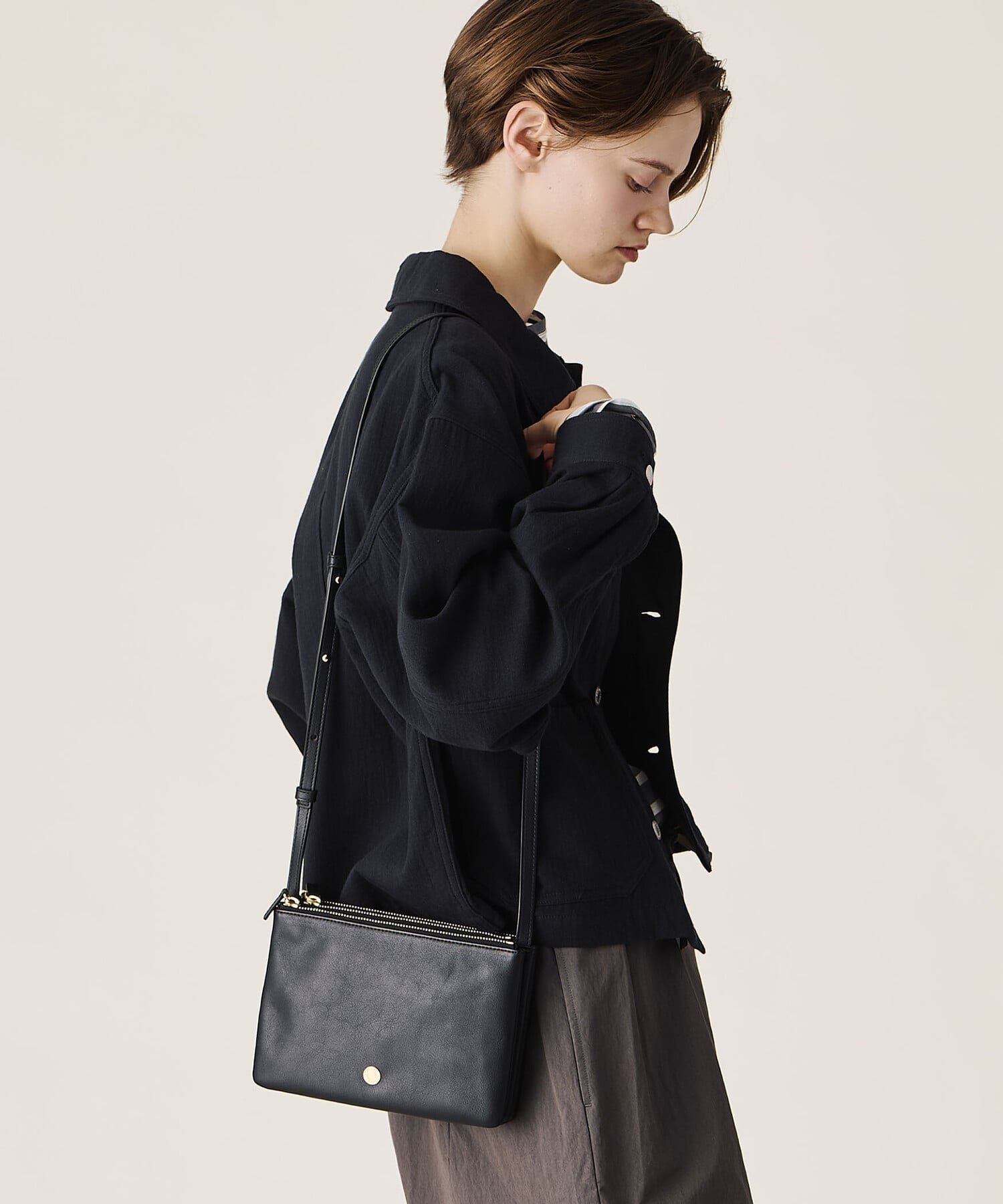 【ビショップ/Bshop】のナッパレザー ジップポーチショルダーバッグ UNISEX インテリア・キッズ・メンズ・レディースファッション・服の通販 founy(ファニー) 　ファッション　Fashion　レディースファッション　Fashion for Women　ポーチ&ミニバッグ　Pouches & Mini Bags　ユニセックス　Unisex, Genderless　フランス　France, French　フロント　Front, Front Design　ボーダー　Border, Stripe　ポーチ　Pouch, Small Case　メタル　Metal, Metal Parts　BLACK|ID: prp329100004831141 ipo3291000000035173317