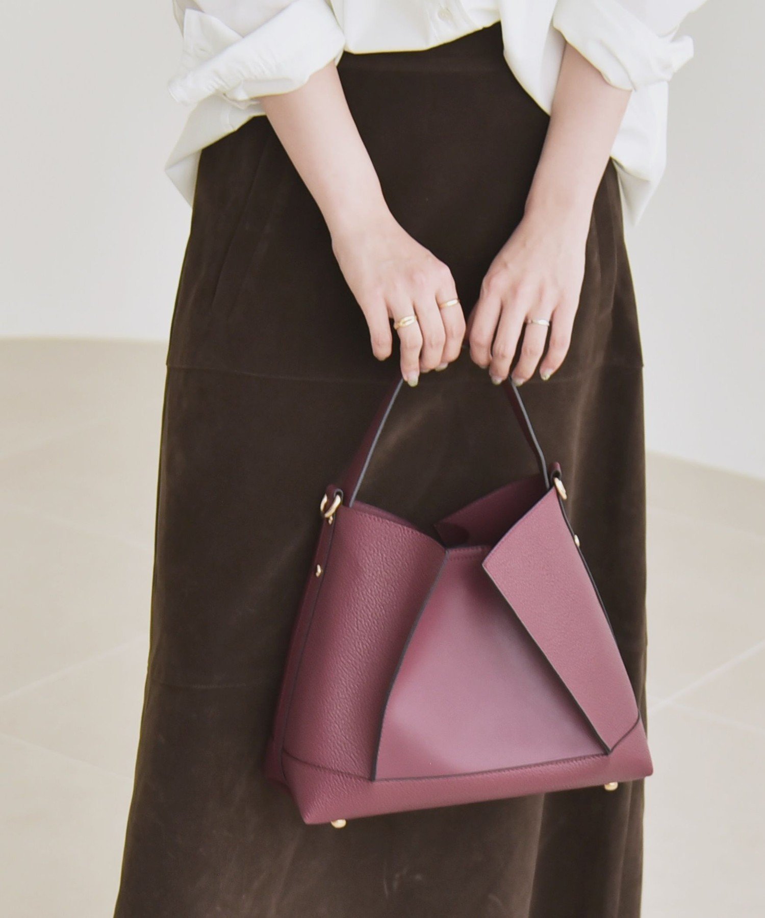 【シップス フォー ウィメン/SHIPS】のquaranciel 2way コンビ ワンハンドル ショルダー バッグ インテリア・キッズ・メンズ・レディースファッション・服の通販 founy(ファニー) ファッション Fashion レディースファッション Fashion for Women バッグ Bags コンビ Combo, Combination Style コーティング Coating, Coated Finish ショルダー Shoulder, Shoulder Strap トライアングル Triangle, Triangular Shape ポケット Pocket, Pocket Detail マグネット Magnet, Magnetic Closure ビジネス 仕事 通勤 Business / Work / Commuting 2025年 2025 2025-2026秋冬・A/W Autumn/Winter 2025–26 AW25–26 ワイン|ID: prp329100004831143 ipo3291000000035173390