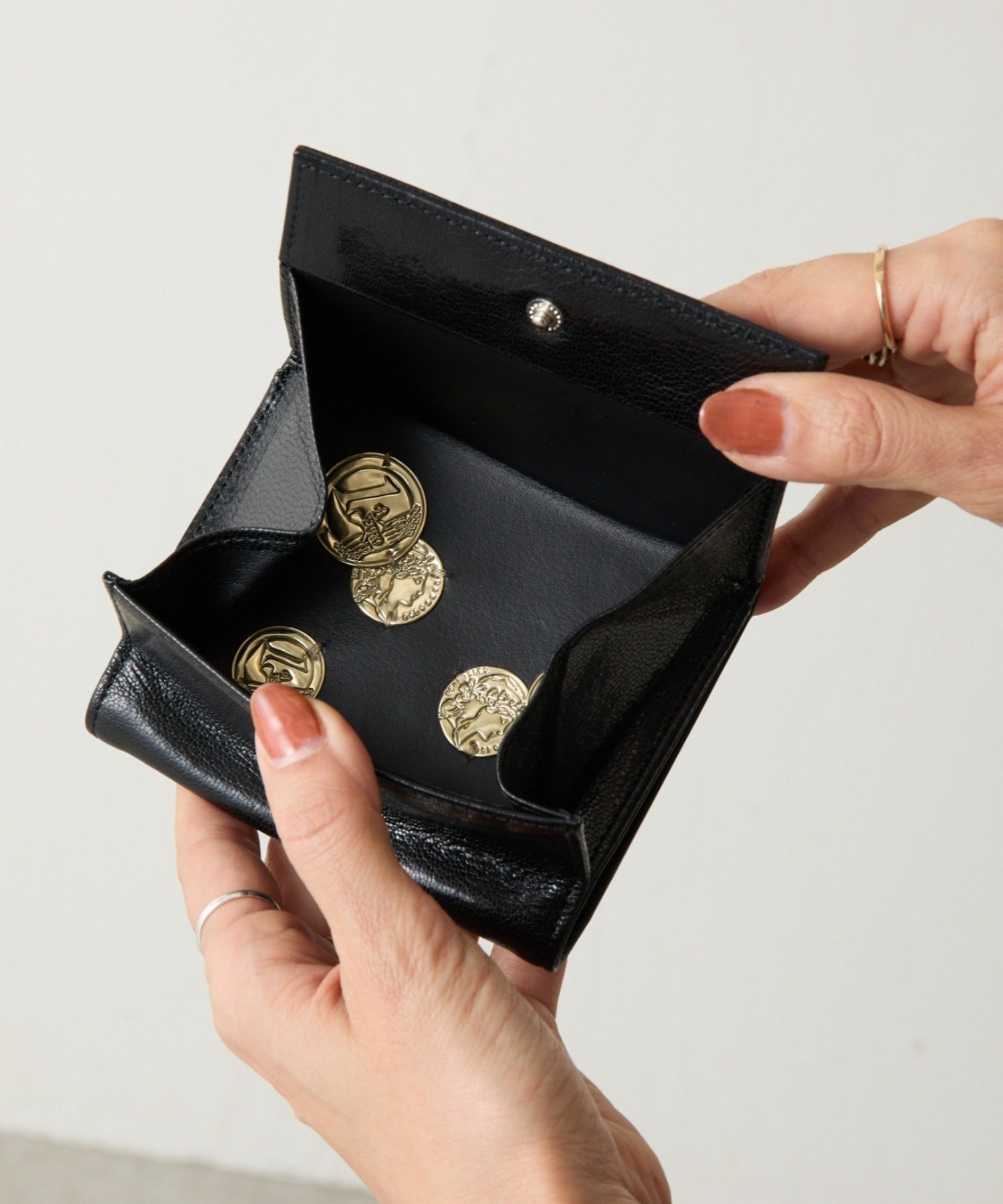 【ビアズリー/BEARDSLEY】の《本革》2つ折りウォレット 人気、トレンドファッション・服の通販 founy(ファニー) 　ファッション　Fashion　レディースファッション　Fashion for Women　ウォレット　Wallet　コイン　Coin, Coin Design　シンプル　Simple, Minimal　財布　Wallet, Purse　チャーム　Charm, Pendant　ポケット　Pocket, Pocket Detail　再入荷　Restock / Back in Stock　 other-1|ID: prp329100004831466 ipo3291000000035177135