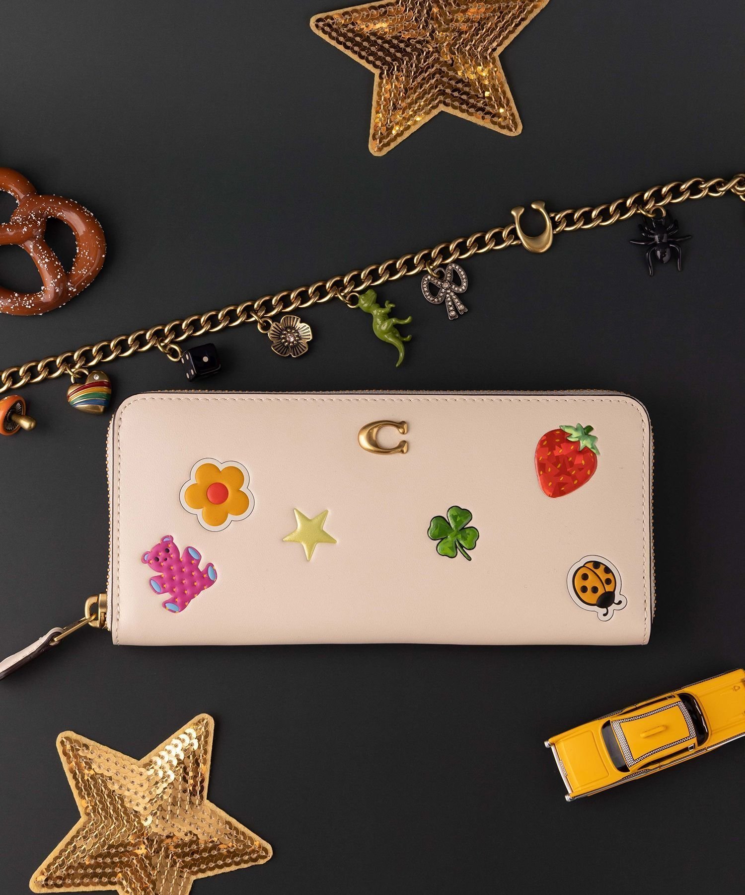 【コーチ/COACH】の【公式】エッセンシャル スリム アコーディオン ジップ ウォレット・ステッカー プリント 人気、トレンドファッション・服の通販 founy(ファニー) 　ファッション　Fashion　レディースファッション　Fashion for Women　クラシック　Classic, Timeless Style　軽量　Lightweight, Ultra Light　ジップ　Zip, Zipper　スリム　Slim, Slim Fit　財布　Wallet, Purse　ニューヨーク　New York, NYC Style　プリント　Print, Printed Pattern　ポケット　Pocket, Pocket Detail　モチーフ　Motif, Design Theme　おすすめ　Recommended / Our Picks　iPhone アイフォーン　iPhone　ギフト プレゼント　Gift / Present　 other-1|ID: prp329100004831494 ipo3291000000035177330