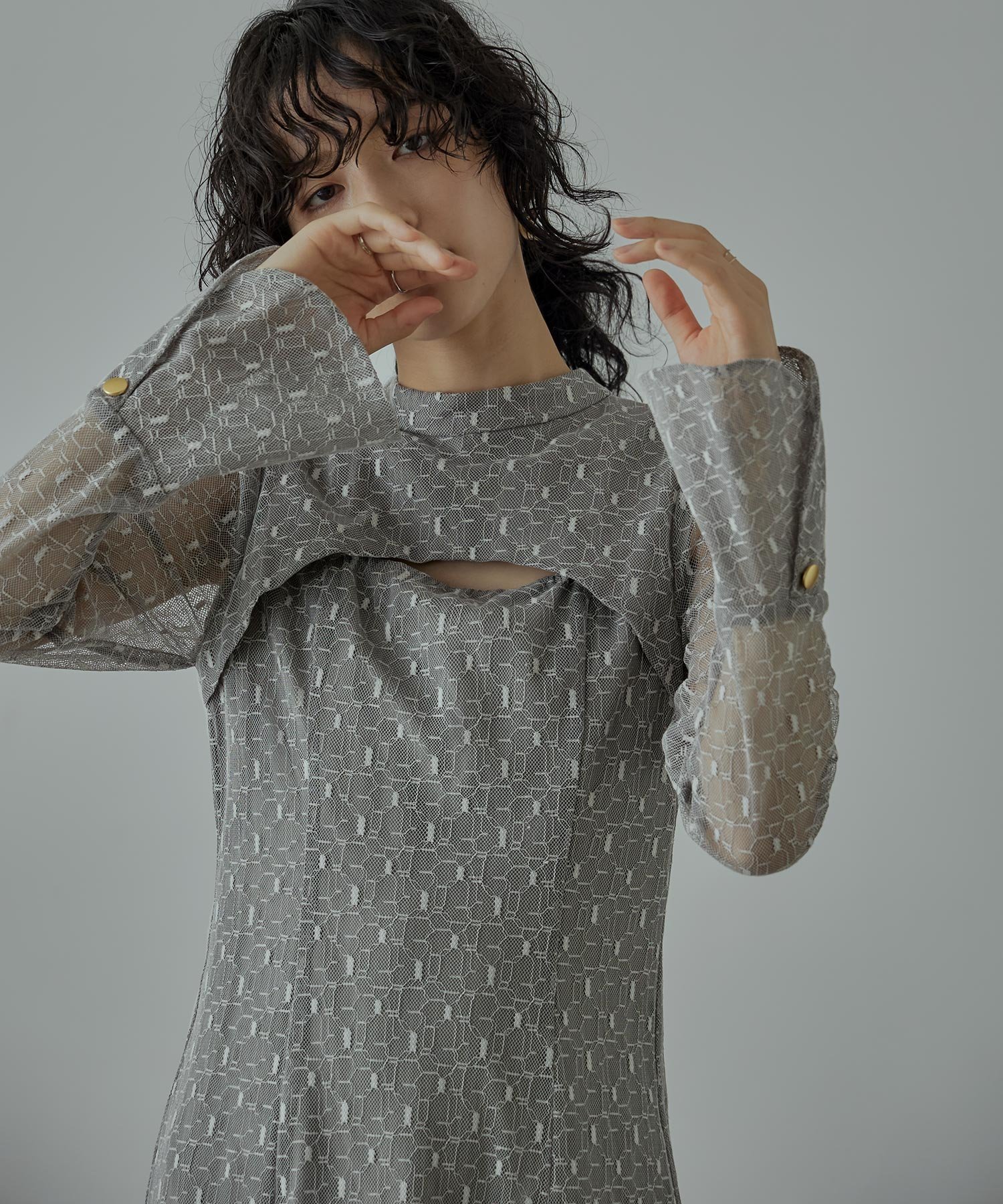 【ビーフラット/bflat】のバックオープンジオメトリックドレス パーティードレス 結婚式 同窓会 成人式 インテリア・キッズ・メンズ・レディースファッション・服の通販 founy(ファニー) ファッション Fashion レディースファッション Fashion for Women ワンピース Dresses フォーマル・パーティードレス・結婚式用ドレス Elegant & Casual Dresses バッグ Bags スリット Slit, Slit Detail ドレス Dress, One-Piece 長袖 Long Sleeve, Full Sleeve フォルム Silhouette, Form メタル Metal, Metal Parts レース Lace, Lace Fabric ロング Long, Long-Length おすすめ Recommended / Our Picks エレガント 上品 Elegant 結婚式 Wedding 披露宴 Wedding Reception 二次会 After Party グレー|ID: prp329100004831677 ipo3291000000035179721