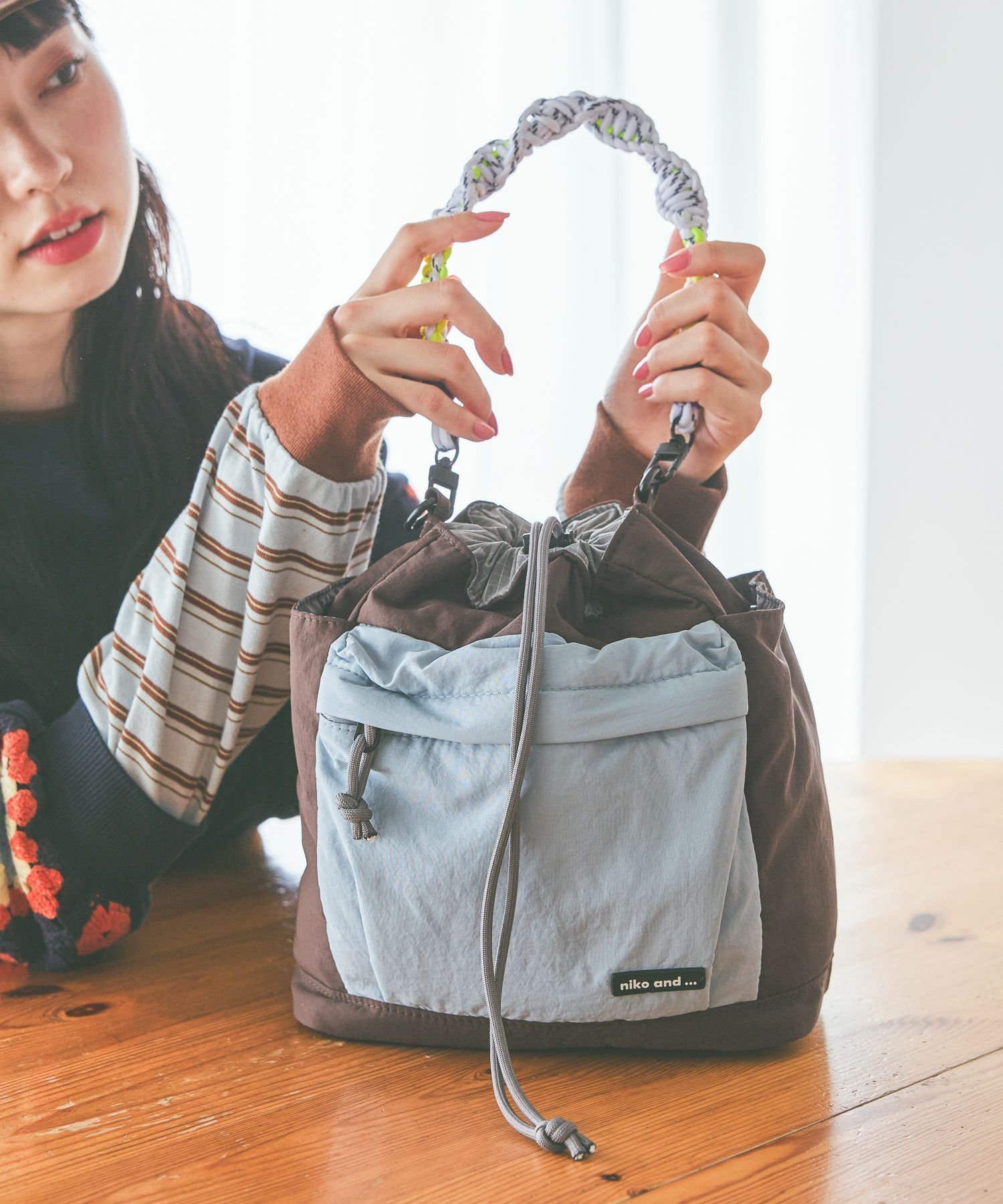 【ニコアンド/niko and】のオリジナル編みハンドル2WAYバッグ インテリア・キッズ・メンズ・レディースファッション・服の通販 founy(ファニー) 　ファッション　Fashion　レディースファッション　Fashion for Women　バッグ　Bags　アウトドア　Outdoor Clothing　イエロー　Yellow　巾着　Drawstring Bag, Kinchaku　ショルダー　Shoulder, Shoulder Strap　財布　Wallet, Purse　トレンド　Trend, Trending Now　フォルム　Silhouette, Form　フロント　Front, Front Design　ベーシック　Basic, Essential　ポケット　Pocket, Pocket Detail　ポーチ　Pouch, Small Case　おすすめ　Recommended / Our Picks　旅行　Travel　マルチ|ID: prp329100004831756 ipo3291000000035180942