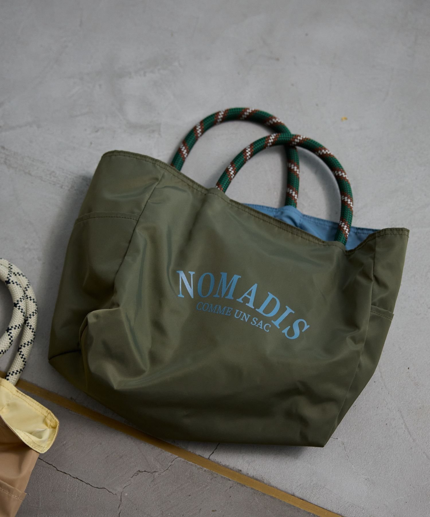 【バビロン/BABYLONE / KIDS】の【NOMADIS】 別注 SAC BAG インテリア・キッズ・メンズ・レディースファッション・服の通販 founy(ファニー) 　ファッション　Fashion　キッズファッション　Fashion for Kids　イエロー　Yellow　オレンジ　Orange　春　Spring　キャンバス　Canvas, Canvas Fabric　シンプル　Simple, Minimal　トートバッグ　Tote Bag, Large Shoulder Bag　フランス　France, French　プリント　Print, Printed Pattern　ポケット　Pocket, Pocket Detail　別注　Limited Edition, Custom Order　リバーシブル　Reversible, Two-Sided　S/S・春夏　SS, Spring/Summer, Warm Season　再入荷　Restock / Back in Stock　夏　Summer　オリーブ|ID: prp329100004831782 ipo3291000000035181380