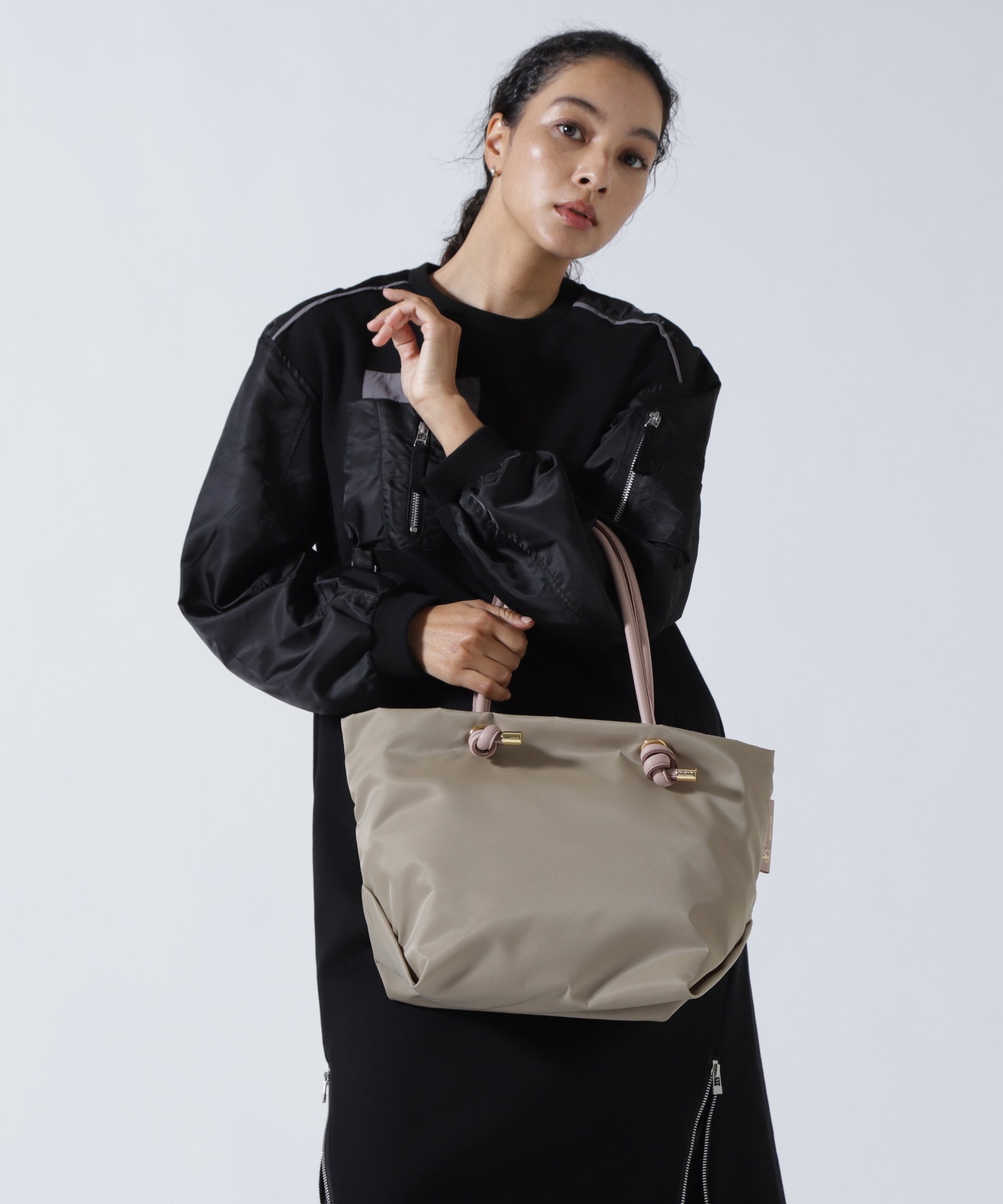 【ビーセカンド/B'2nd】のVIOLAd ORO (ヴィオラドーロ) ノットハンドルナイロントートM サイズ/BIANCA / V-2175 インテリア・キッズ・メンズ・レディースファッション・服の通販 founy(ファニー) 　ファッション　Fashion　レディースファッション　Fashion for Women　バッグ　Bags　シンプル　Simple, Minimal　スマホ　Smartphone, Mobile Device　軽量　Lightweight, Ultra Light　ビジネス 仕事 通勤　Business / Work / Commuting　ライトピンク3|ID: prp329100004831810 ipo3291000000035181661