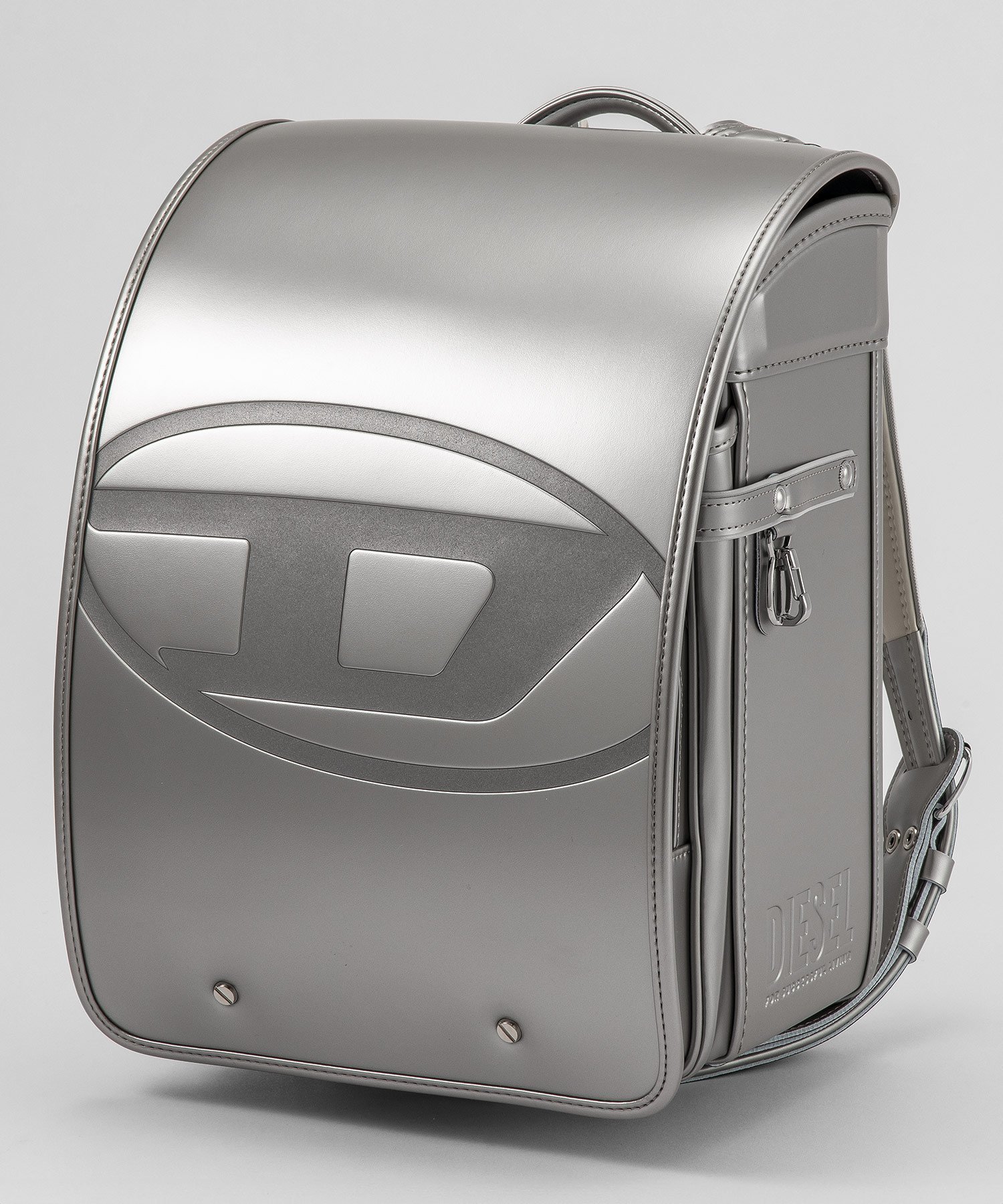 【シフォン/SHIFFON / KIDS】のDIESEL(ディーゼル)D-MARK(ディーマーク)ランドセル【即納】 インテリア・キッズ・メンズ・レディースファッション・服の通販 founy(ファニー) 　ファッション　Fashion　キッズファッション　Fashion for Kids　アクセサリー　Fashion Accessories　クッション　Cushion, Throw Pillow　クール　Cool, Chic　コレクション　Collection, Seasonal Line　抗菌　Antibacterial, Bacteria-Resistant　スポーティ　Sporty, Casual Athletic　ダメージ　Distressed, Destroyed　デニム　Denim, Jeans Material　パイピング　Piping, Trim Design　フィット　Fit, Slim Fit　フラット　Flat, Flat Shoes　ブロッキング　Color Blocking, Panel Design　プリント　Print, Printed Pattern　プレミアム　Premium, High-End　ポケット　Pocket, Pocket Detail　ラウンド　Round, Round Neck　ラグジュアリー　Luxury, Elegant　silver|ID: prp329100004832140 ipo3291000000035184797