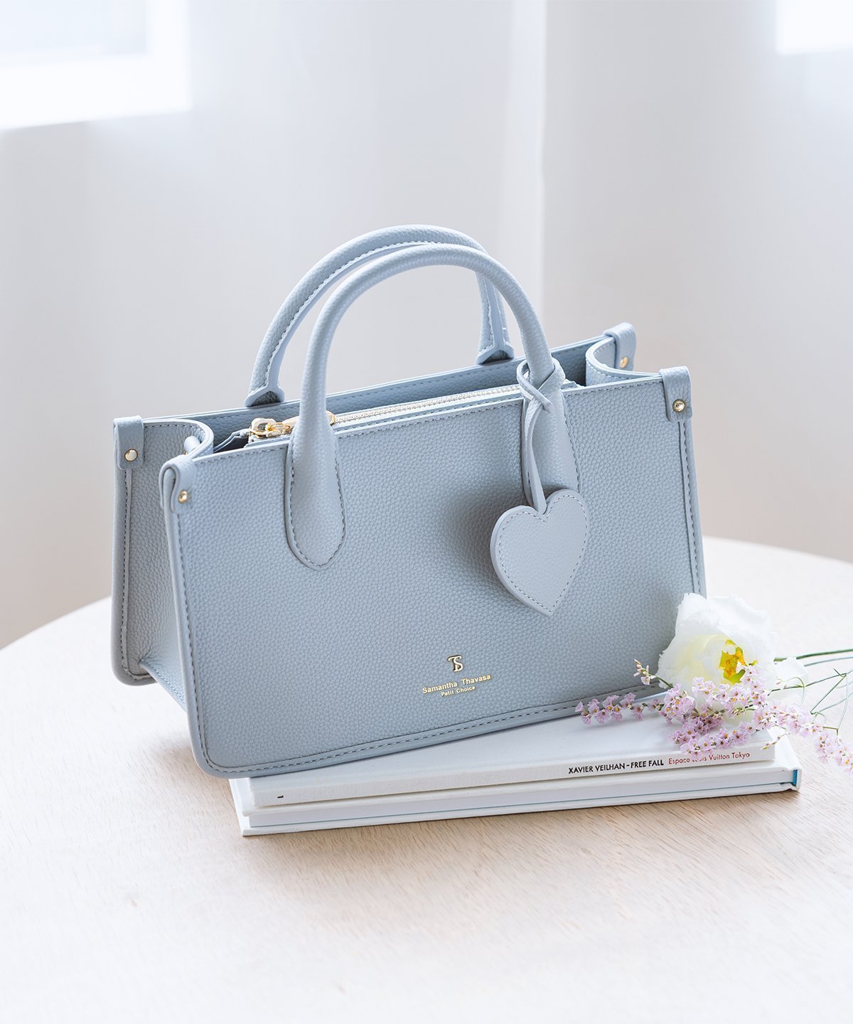 【サマンサタバサ プチチョイス/SamanTha Thavasa PeTiT Choice】のハートミラーチャーム付きスクエアショルダー インテリア・キッズ・メンズ・レディースファッション・服の通販 founy(ファニー) 　ファッション　Fashion　レディースファッション　Fashion for Women　ショルダー　Shoulder, Shoulder Strap　シンプル　Simple, Minimal　スクエア　Square, Square Shape　チェーン　Chain, Chain Strap　チャーム　Charm, Pendant　ポケット　Pocket, Pocket Detail　財布　Wallet, Purse　ライトブルー|ID: prp329100004832207 ipo3291000000035185637