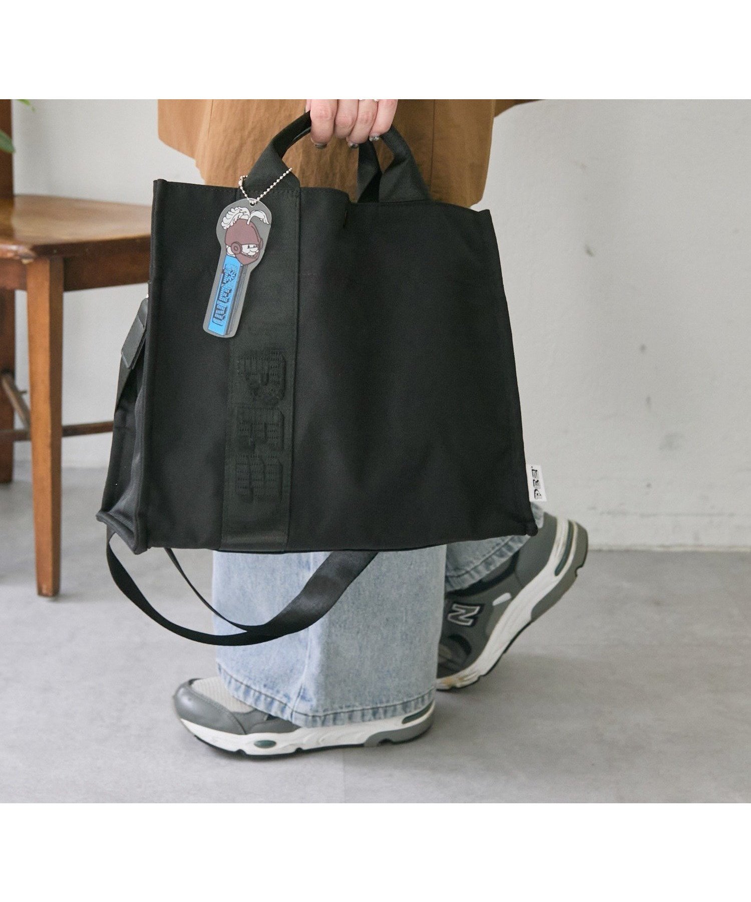 【イア パピヨネ/ear PAPILLONNER】の再々追加決定!《A4サイズ対応/撥水》PEZ×earミディアムトートバッグ インテリア・キッズ・メンズ・レディースファッション・服の通販 founy(ファニー) ファッション Fashion レディースファッション Fashion for Women バッグ Bags ショルダー Shoulder, Shoulder Strap シンプル Simple, Minimal チャーム Charm, Pendant 人気 Popular, Best Seller ポケット Pocket, Pocket Detail 無地 Plain, Solid Color リバーシブル Reversible, Two-Sided ビジネス 仕事 通勤 Business / Work / Commuting ブラック|ID: prp329100004832222 ipo3291000000035185780